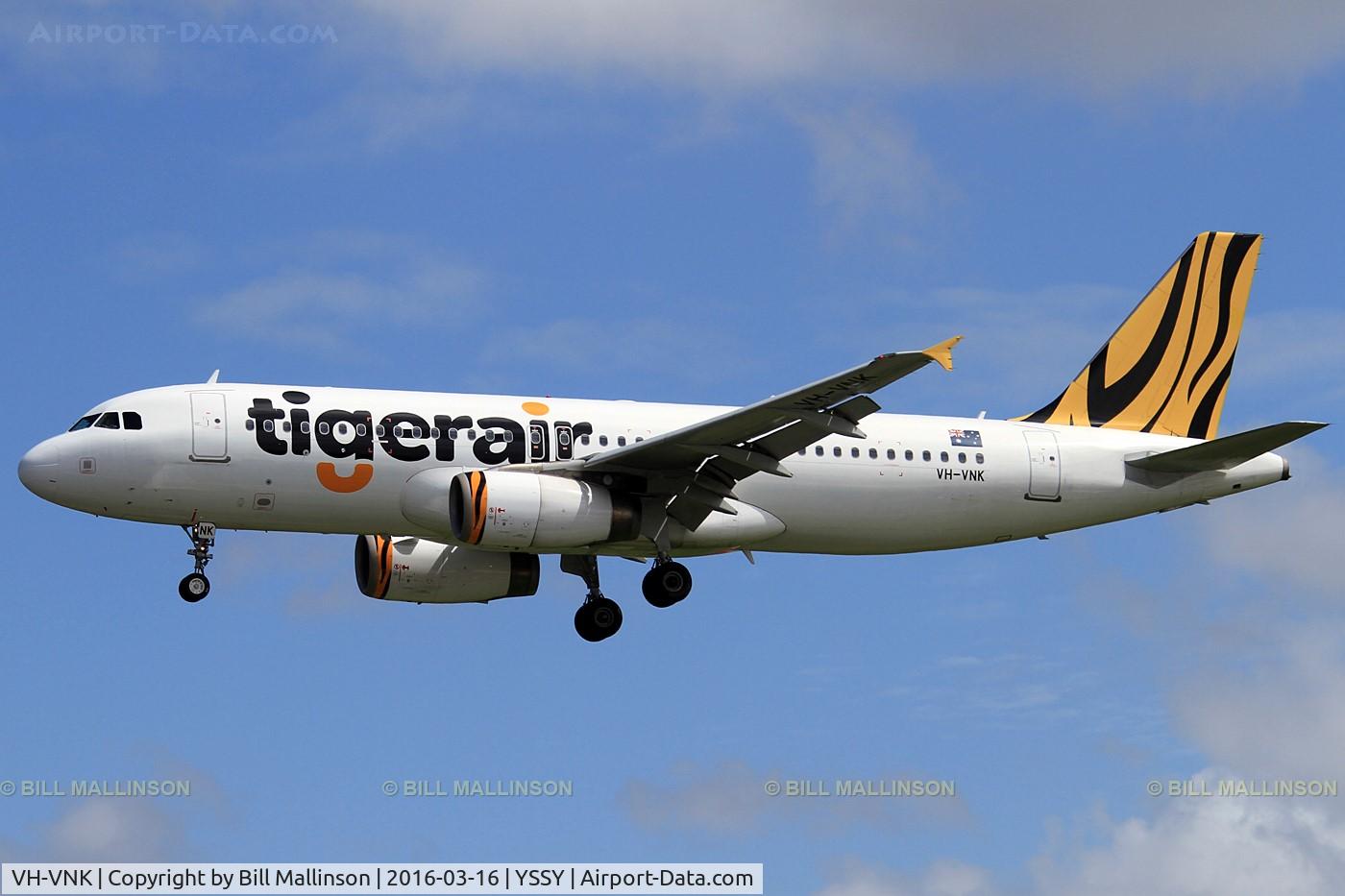 VH-VNK, 2009 Airbus A320-232 C/N 3986, finals to 16R