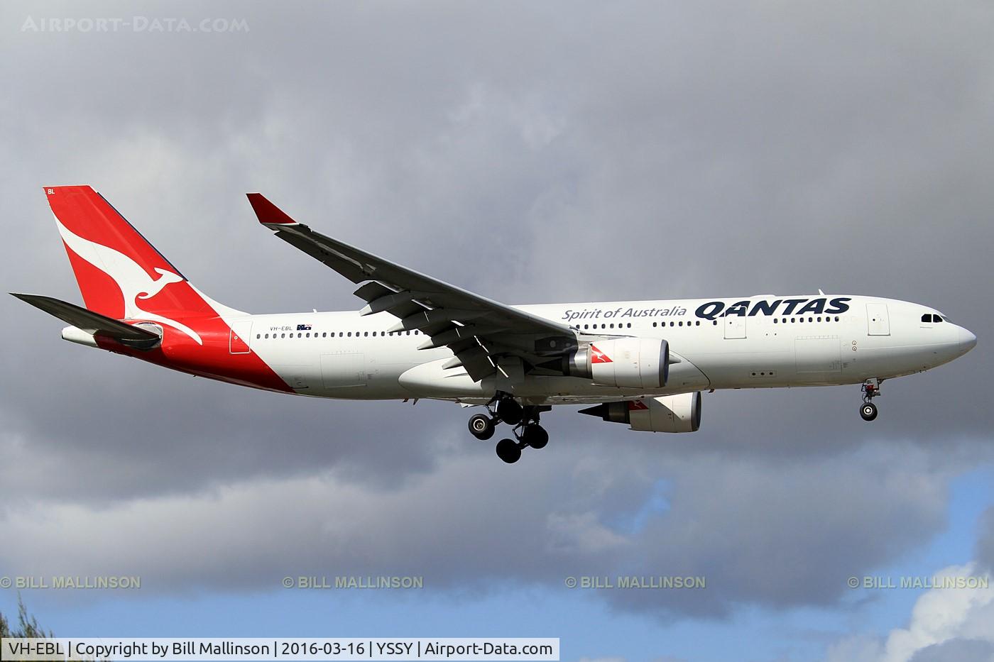 VH-EBL, 2008 Airbus A330-203 C/N 976, finals to 16R
