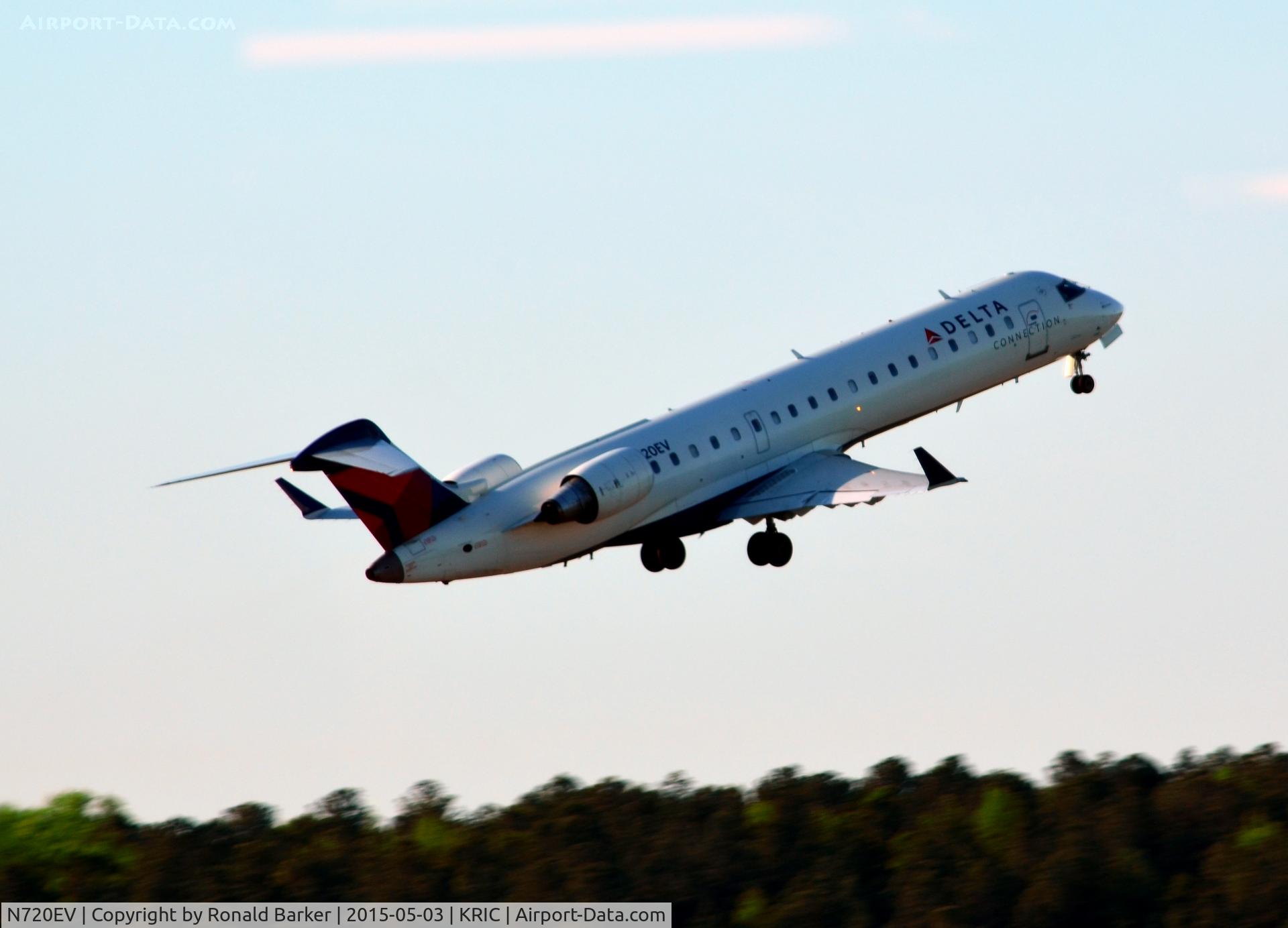 N720EV, 2003 Bombardier CRJ-701 (CL-600-2C10) Regional Jet C/N 10115, Departure Richmond