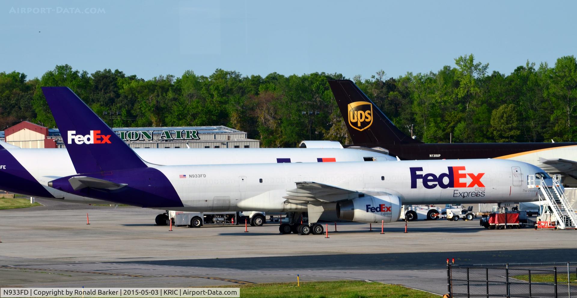 N933FD, 1998 Boeing 757-200 C/N 24330, On the ramp