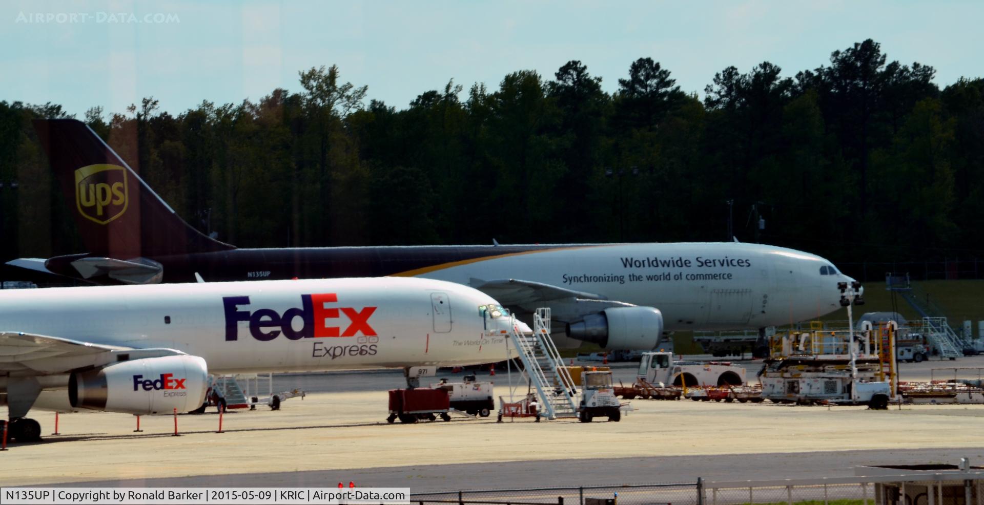 N135UP, 2001 Airbus A300F4-622R C/N 0818, On the ramp