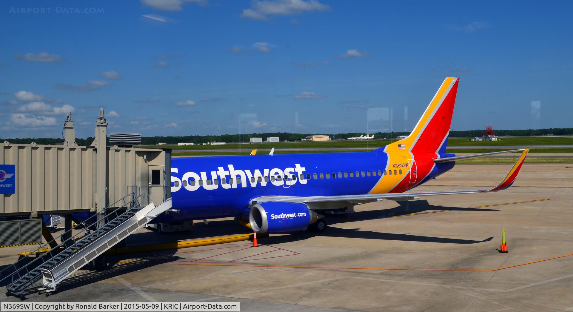 N369SW, 1993 Boeing 737-3H4 C/N 26580, At the gate RIC
