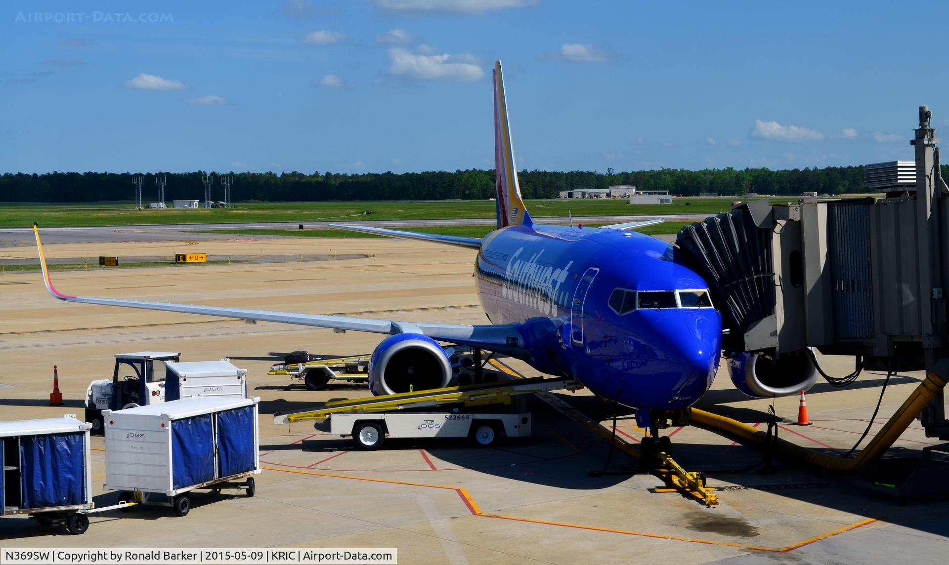N369SW, 1993 Boeing 737-3H4 C/N 26580, At the gate RIC