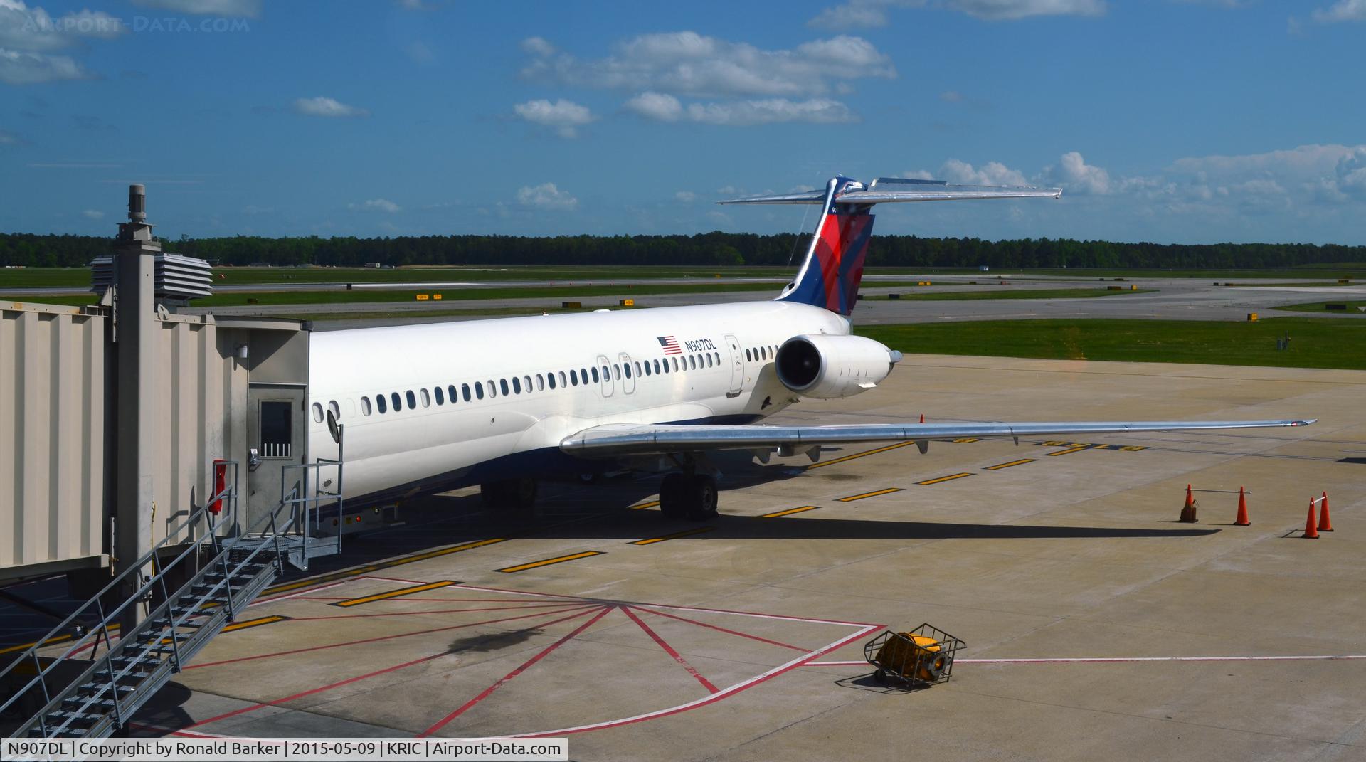 N907DL, 1987 McDonnell Douglas MD-88 C/N 49538, At the gate Richmond