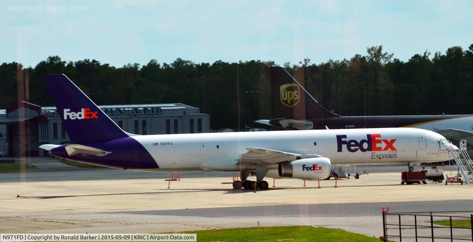 N971FD, 1995 Boeing 757-28A C/N 26277, On the ramp