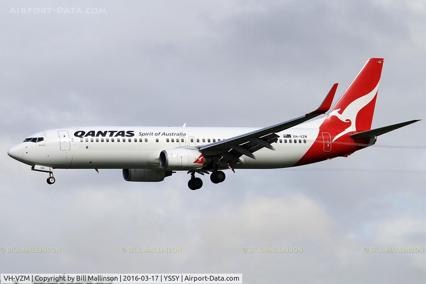 VH-VZM, 2011 Boeing 737-838 C/N 34192, finals to 16R