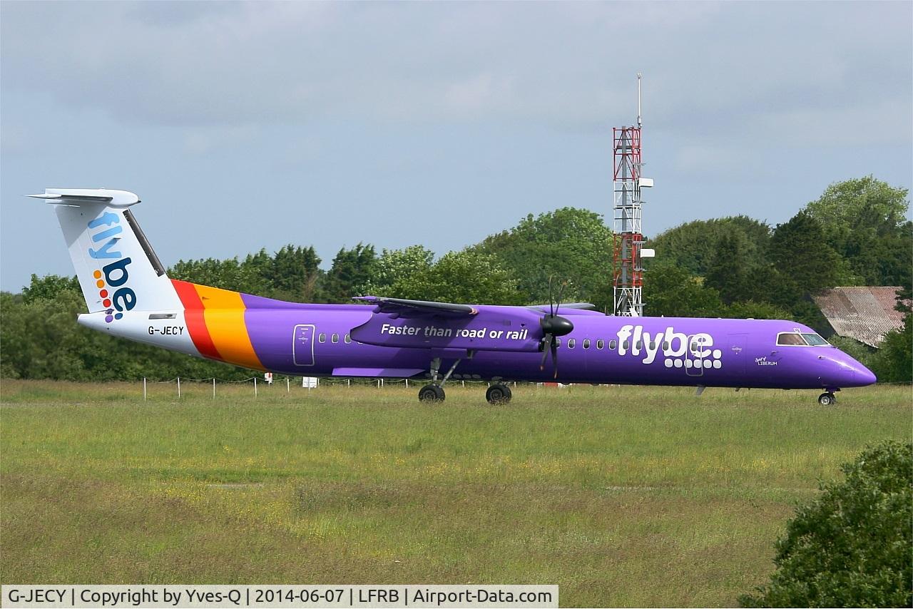 G-JECY, 2007 De Havilland Canada DHC-8-402Q Dash 8 C/N 4157, De Havilland Canada DHC-8-402Q Dash 8, Taxiing to holding point rwy 25L, Brest-Bretagne Airport (LFRB-BES)