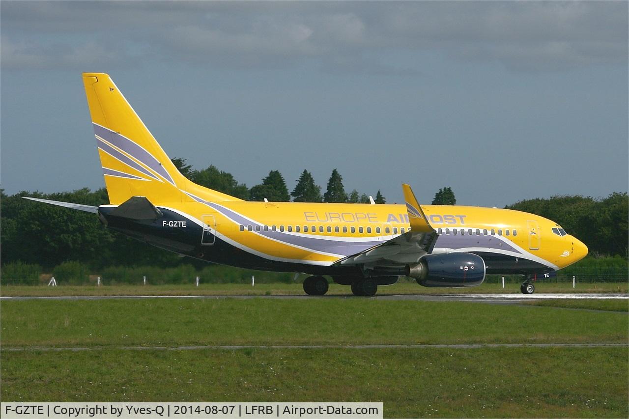 F-GZTE, 1999 Boeing 737-73S C/N 29080, Boeing 737-73S, Taxiing to holding point rwy 25L, Brest-Bretagne Airport (LFRB-BES)