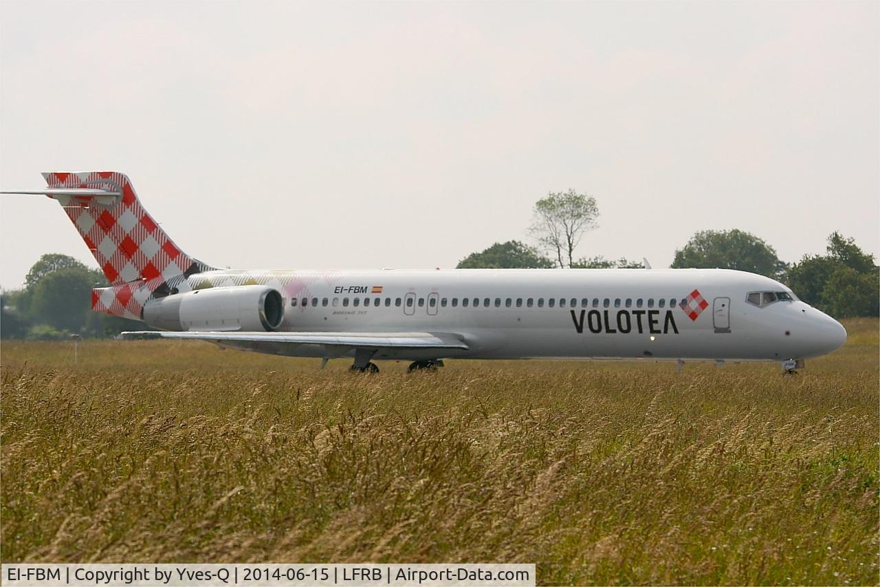 EI-FBM, 2005 Boeing 717-200 C/N 55192, Boeing 717-200, Taxiing to holding point Rwy 07R, Brest-Bretagne Airport (LFRB-BES)
