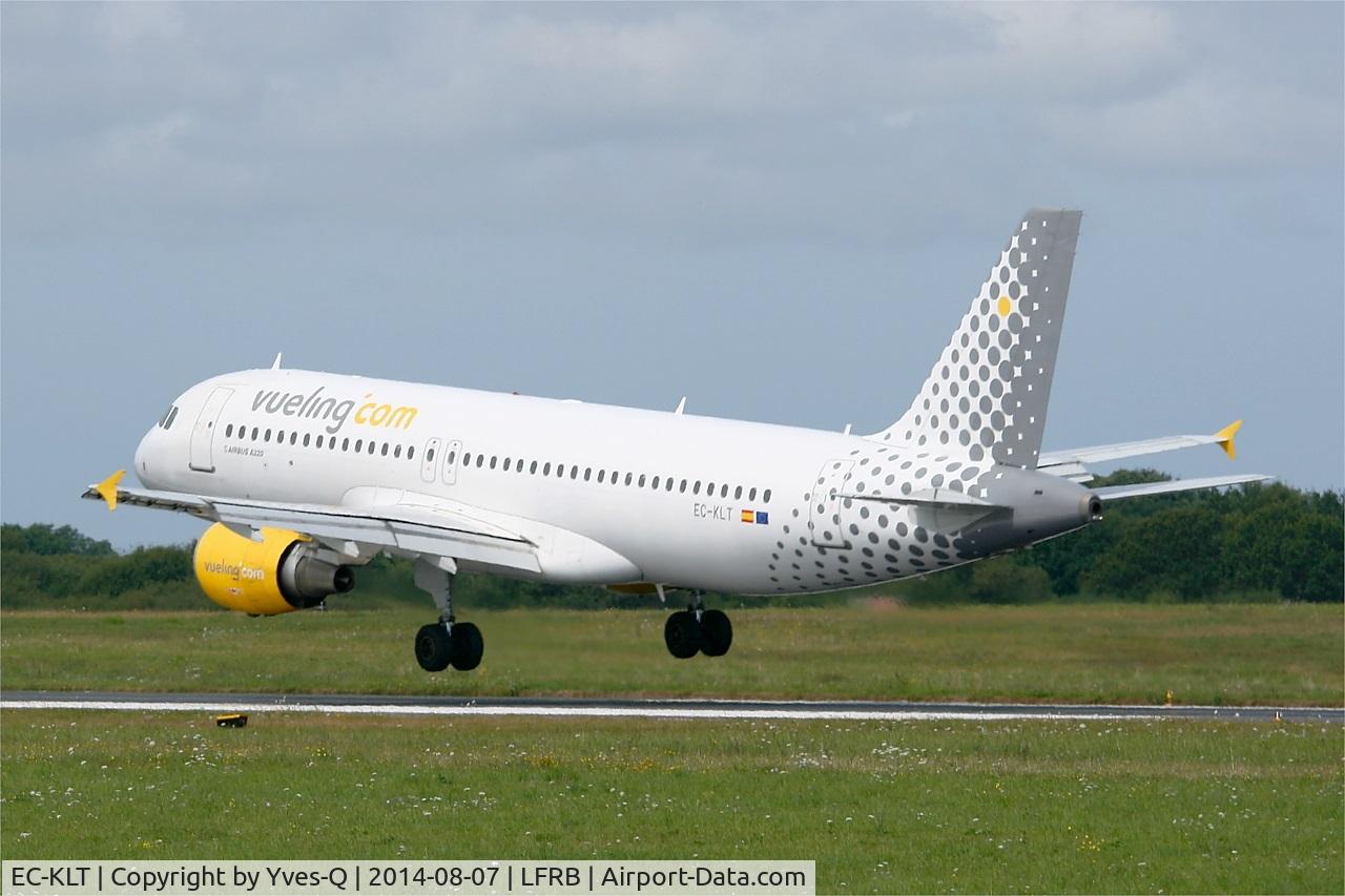 EC-KLT, 2007 Airbus A320-216 C/N 3376, Airbus A320-216, Landing rwy 25L, Brest-Bretagne Airport (LFRB-BES)