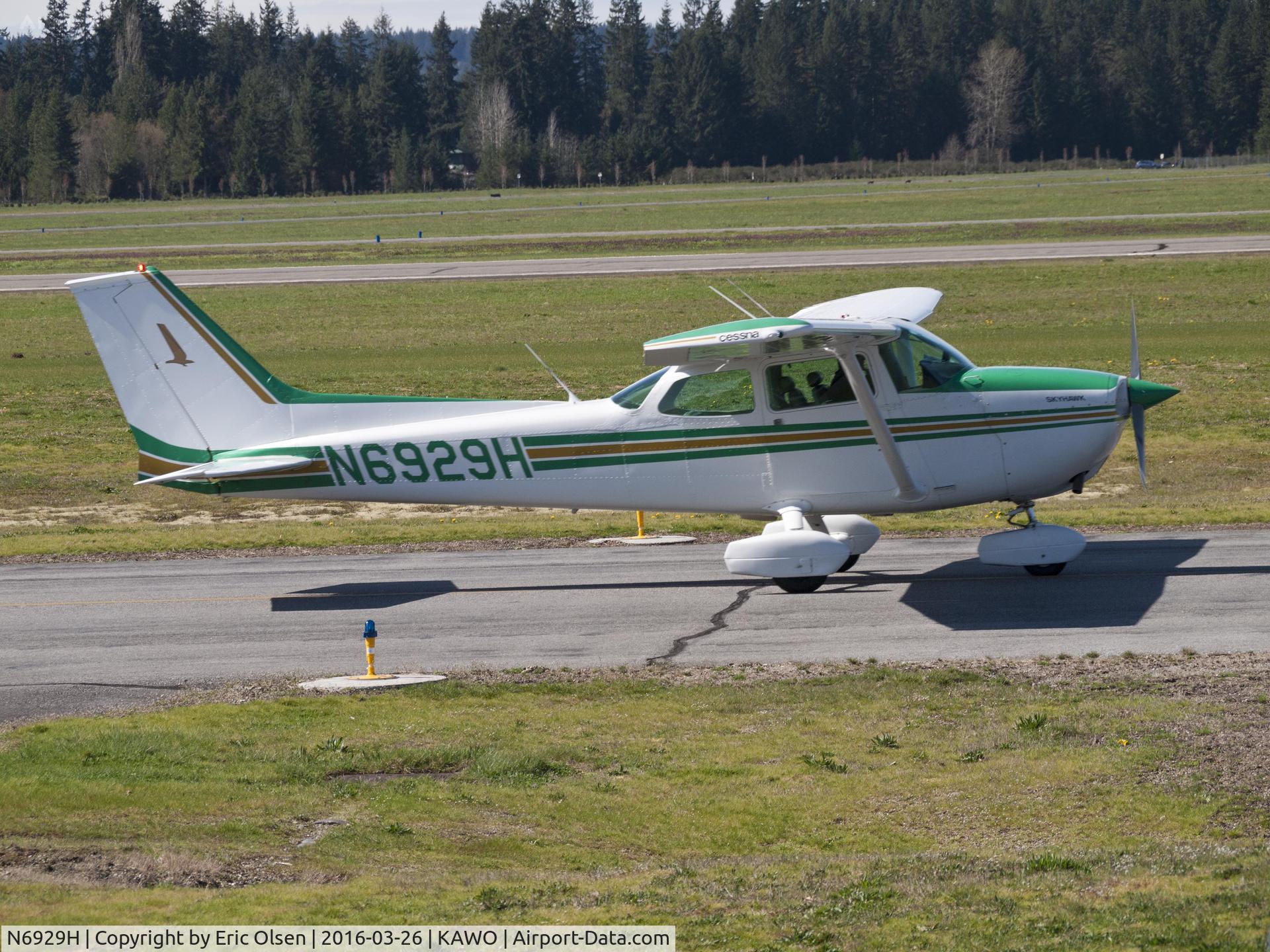 N6929H, 1975 Cessna 172M C/N 17265650, Cessna 172M puttering past Ellies at the Airport.
