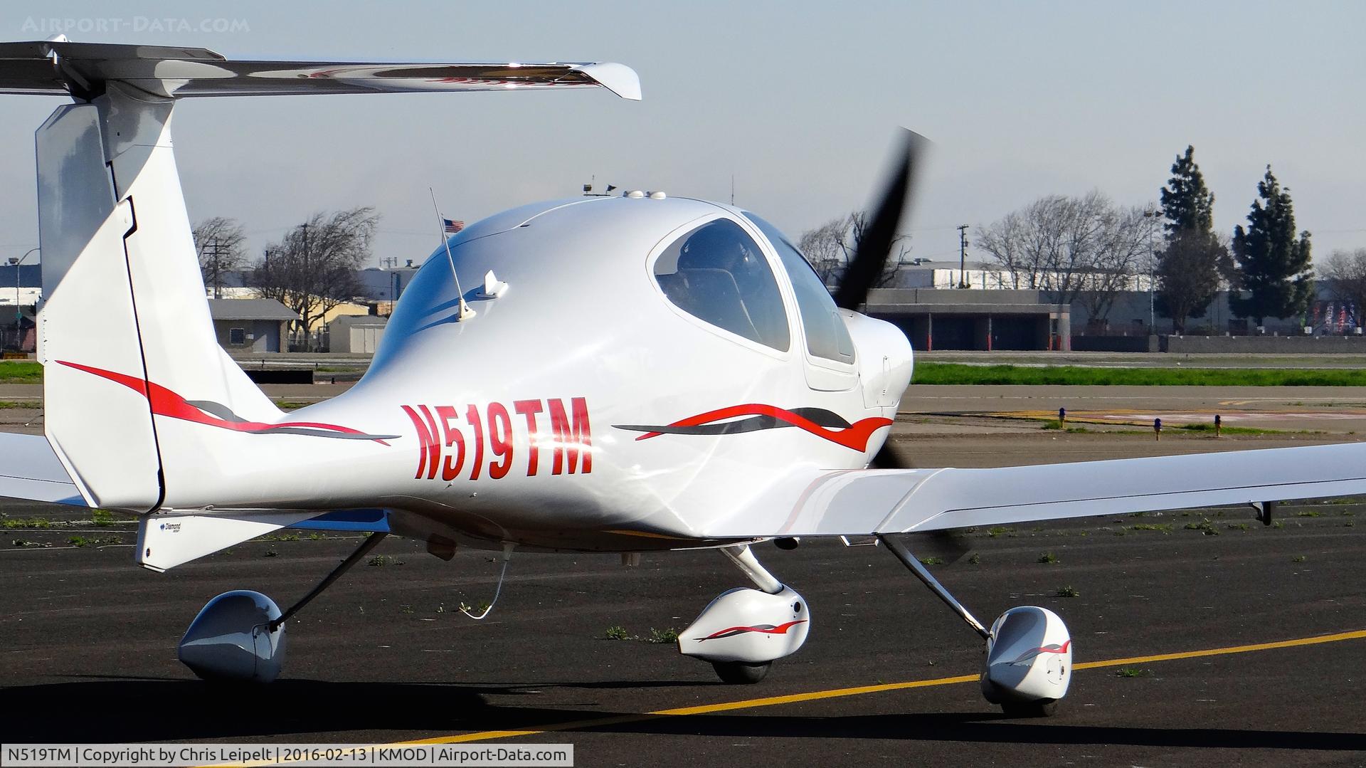 N519TM, 2007 Diamond DA-40 Diamond Star C/N 40.818, Palo Alto-based 2007 Diamond DA-40 taxing out for departure at Modesto County Airport, Modesto, CA.