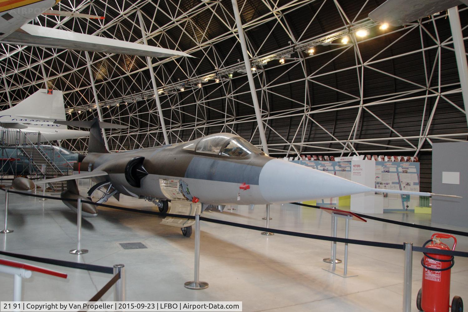 21 91, Lockheed F-104G Starfighter C/N 683-7060, F-104G Starfighter inside the Aeroscopia museum in Toulouse-Blagnac. Its restoration still is not finished as most of the markings are still missing.