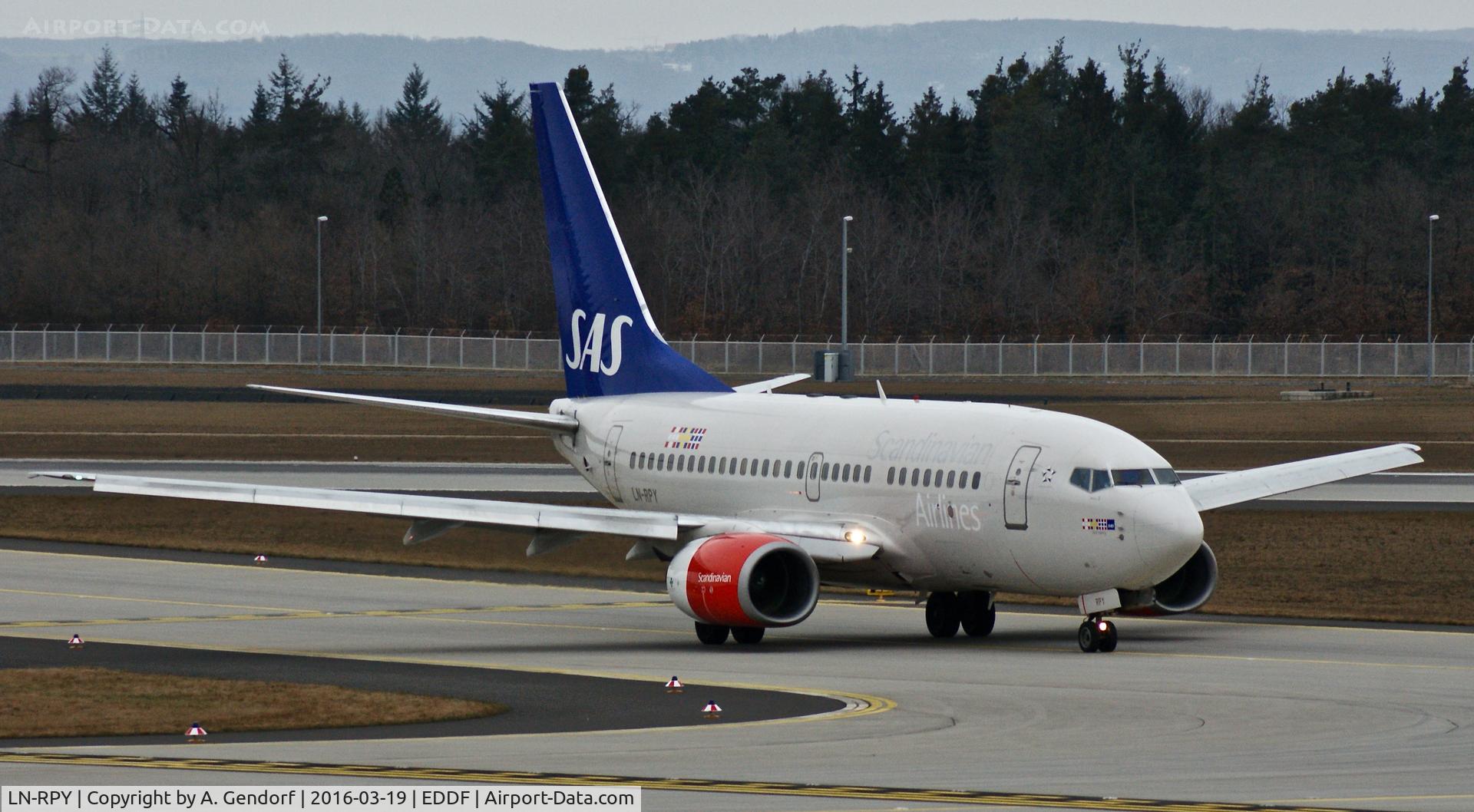 LN-RPY, 1998 Boeing 737-683 C/N 28292, SAS, is here taxiing at Frankfurt Rhein/Main(EDDF)