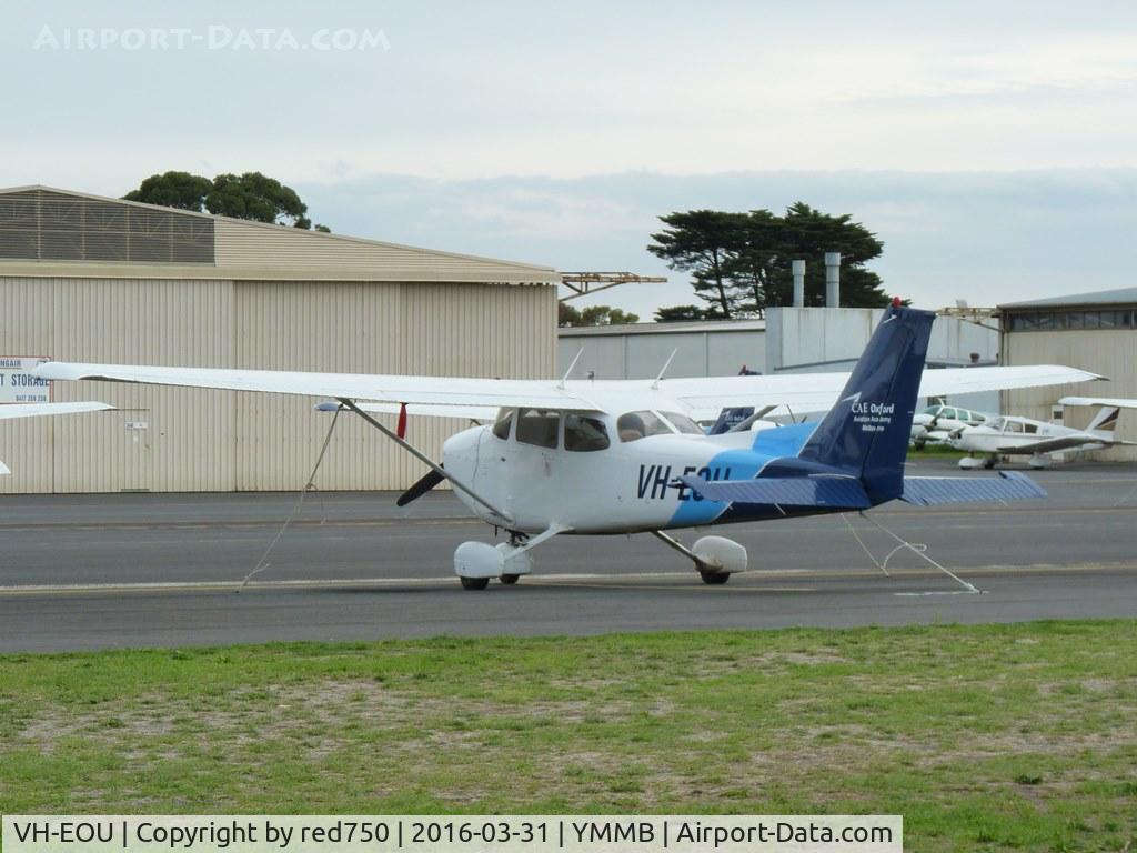 VH-EOU, 1999 Cessna 172R C/N 17280782, Cessna 172S at Moorabbin Mar 31 2016