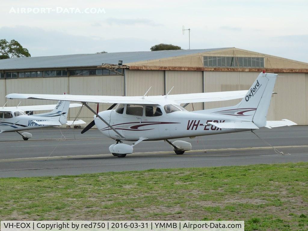 VH-EOX, Cessna 172S SP C/N 172S10033, Cessna 172S at Moorabbin, Mar 31, 2016