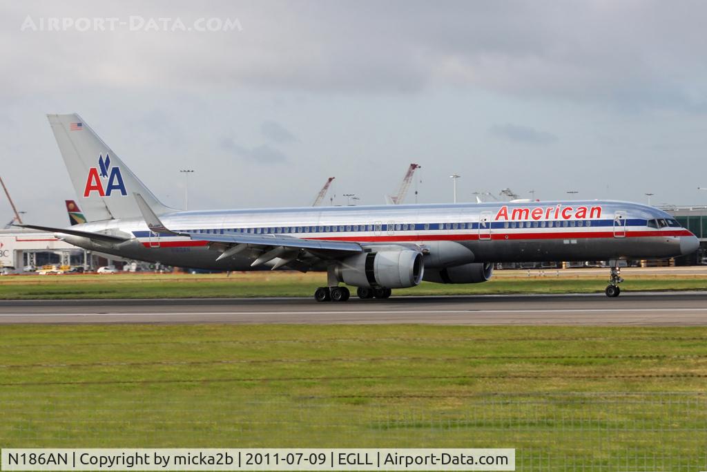 N186AN, 2001 Boeing 757-223 C/N 32380, Taxiing