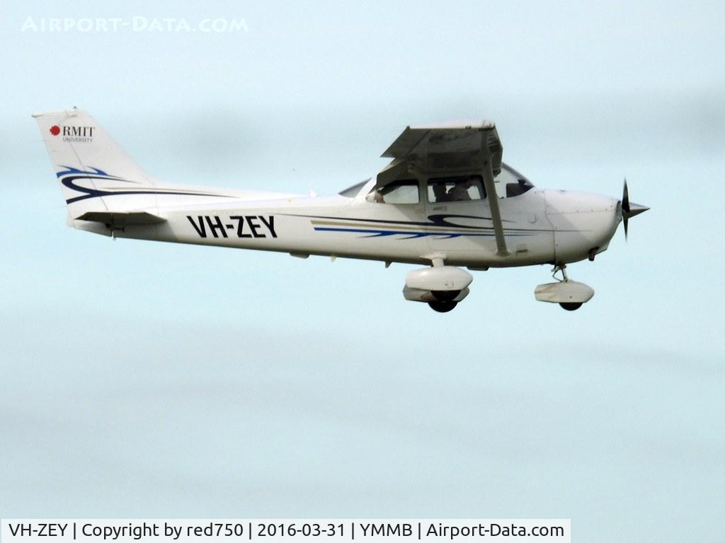 VH-ZEY, Cessna 172S C/N 172S11077, Cessna 172S VH-ZET landing at Moorabbin, Mar 31, 2016