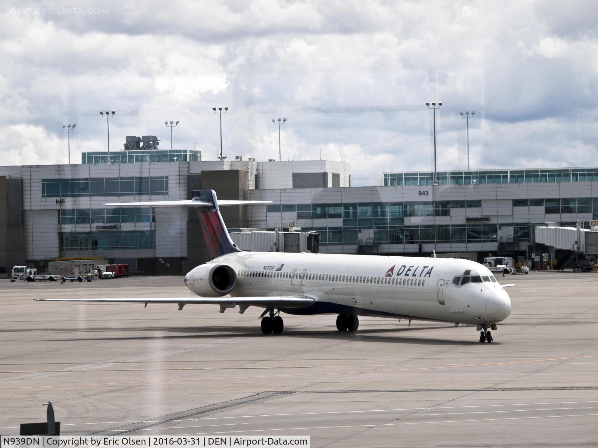 N939DN, 1996 McDonnell Douglas MD-90-30 C/N 53356, N939DN arriving at gate C-36 at Denver.