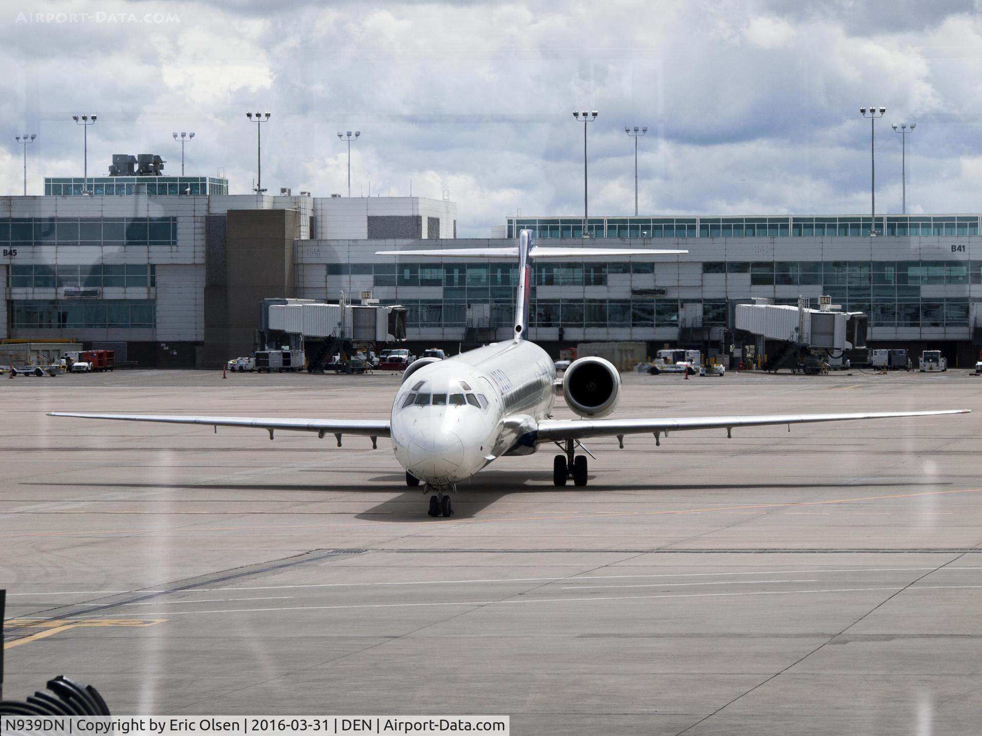 N939DN, 1996 McDonnell Douglas MD-90-30 C/N 53356, N939DN arriving at gate C-36.