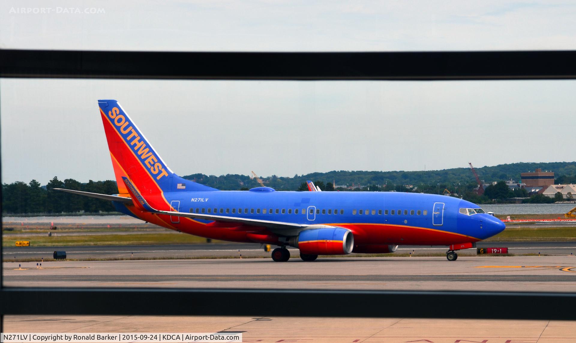 N271LV, 1998 Boeing 737-705 C/N 29090, Taxi National