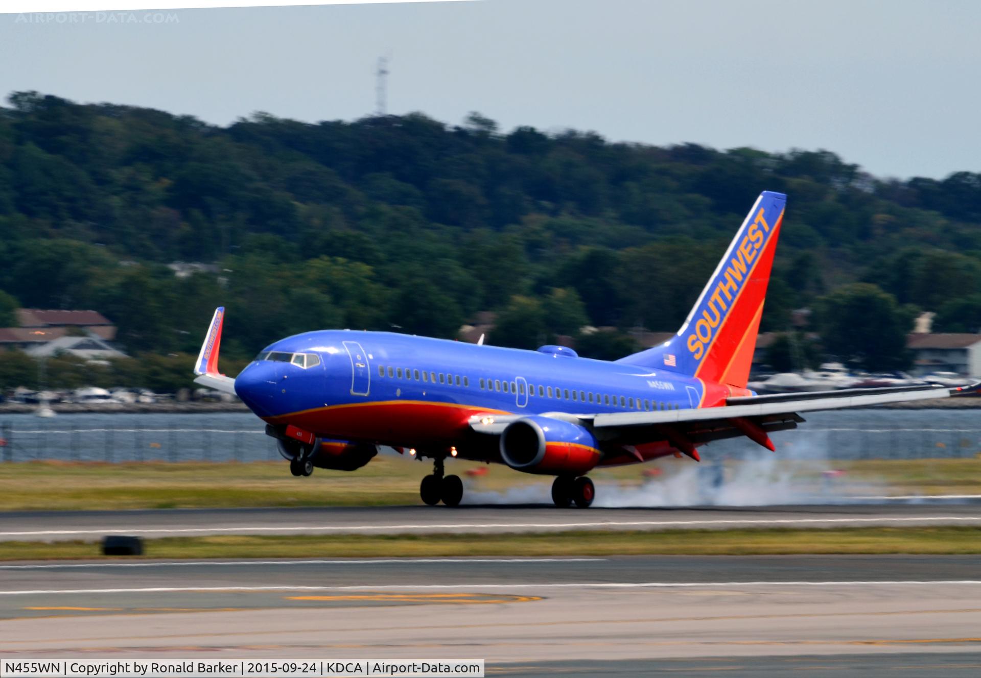 N455WN, 2004 Boeing 737-7H4 C/N 32462, Landing National - check the tire smoke
