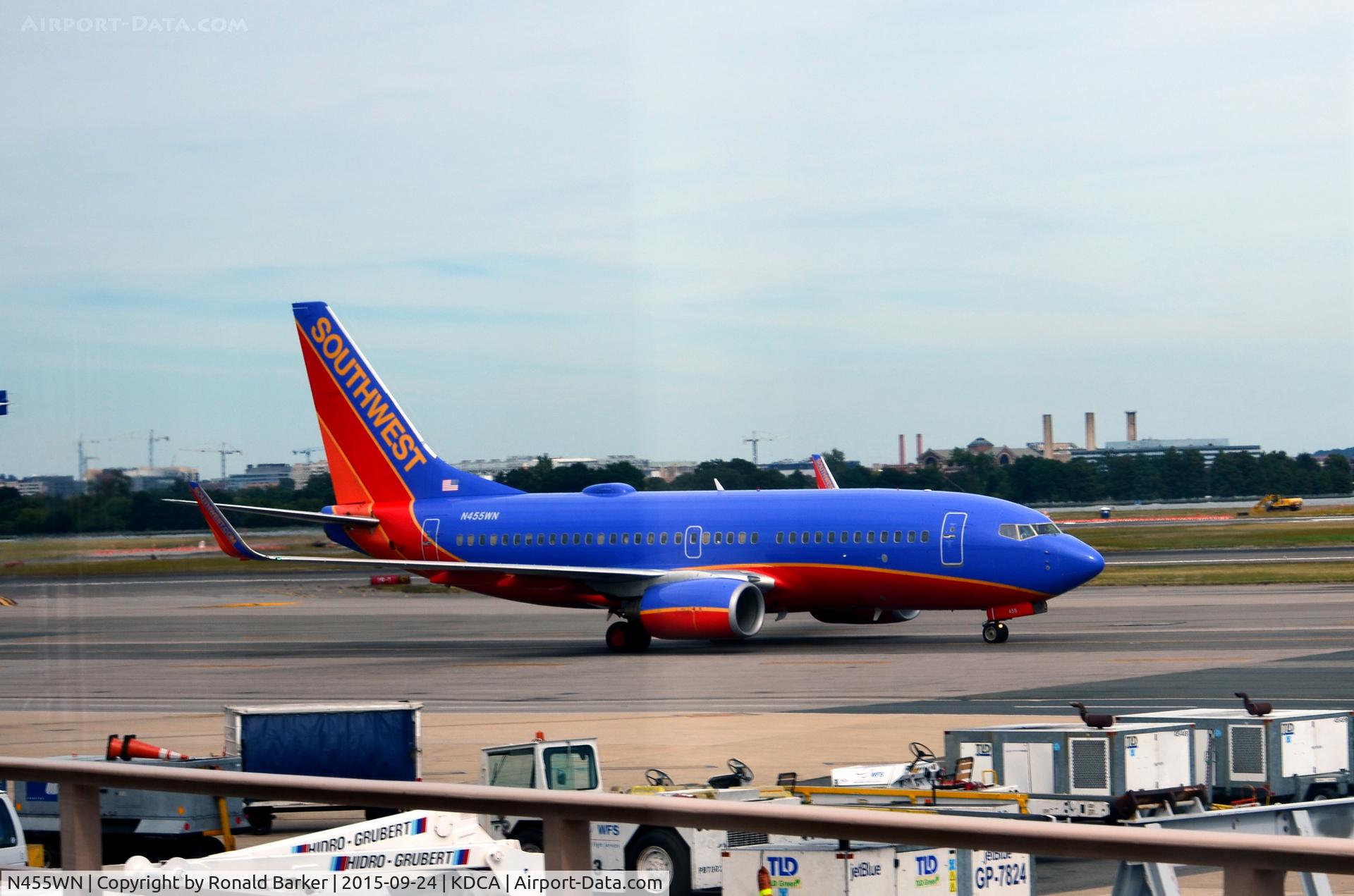 N455WN, 2004 Boeing 737-7H4 C/N 32462, Taxi to park National
