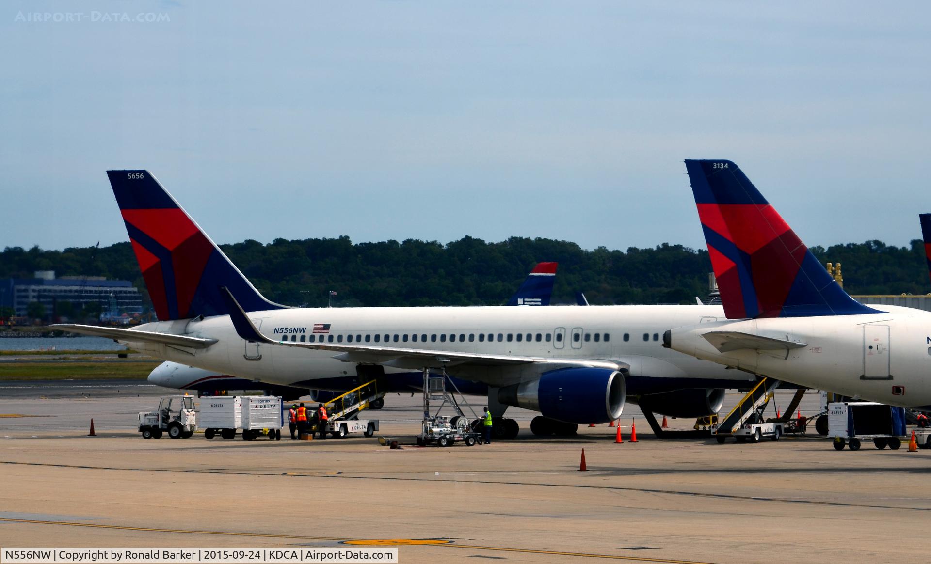 N556NW, 2002 Boeing 757-251 C/N 33392, At the gate National