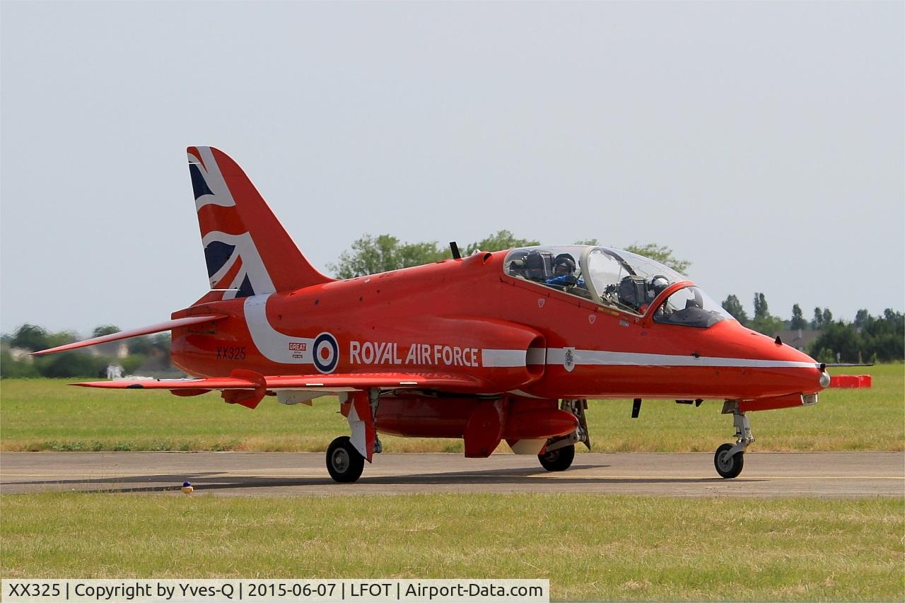 XX325, 1980 Hawker Siddeley Hawk T.1 C/N 169/312150, Royal Air Force Red Arrows Hawker Siddeley Hawk T.1, Taxiing to parking area, Tours - St Symphorien Air Base 705 (LFOT-TUF) Open day 2015