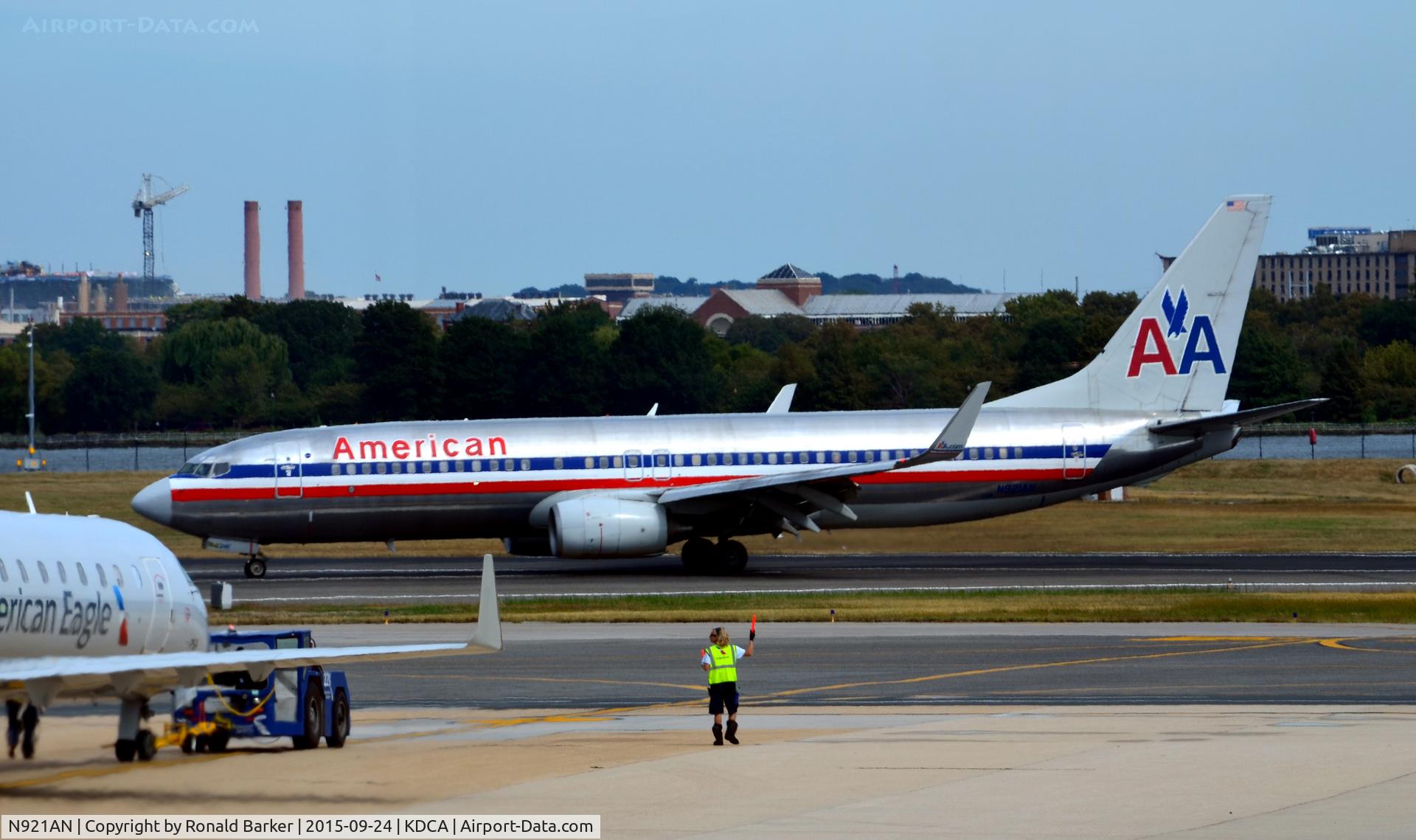 N921AN, 1999 Boeing 737-823 C/N 29522, Taxi National