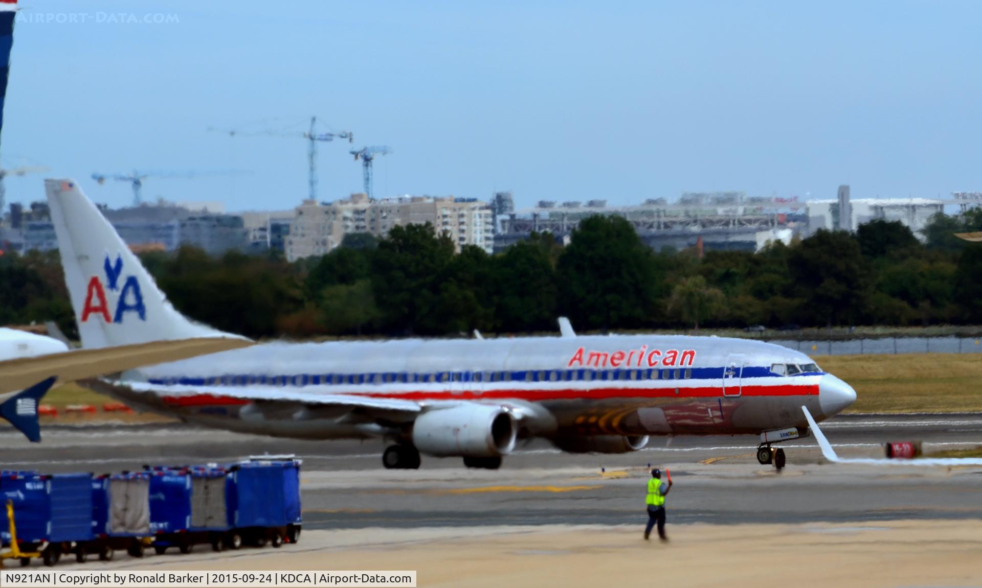 N921AN, 1999 Boeing 737-823 C/N 29522, Taxi National
