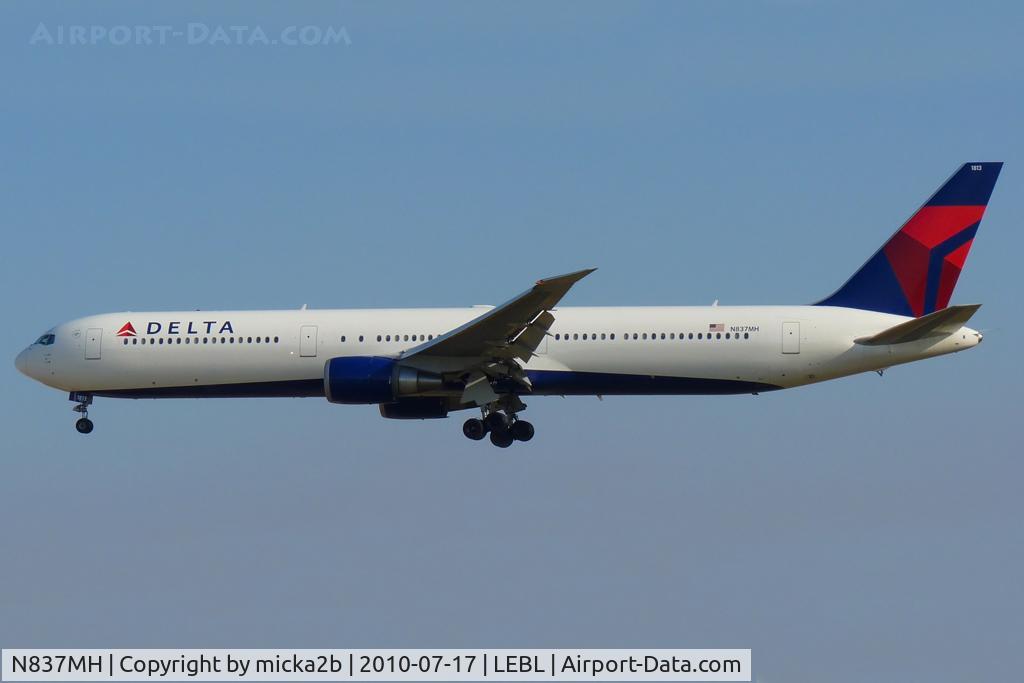 N837MH, 2000 Boeing 767-432/ER C/N 29710, Landing