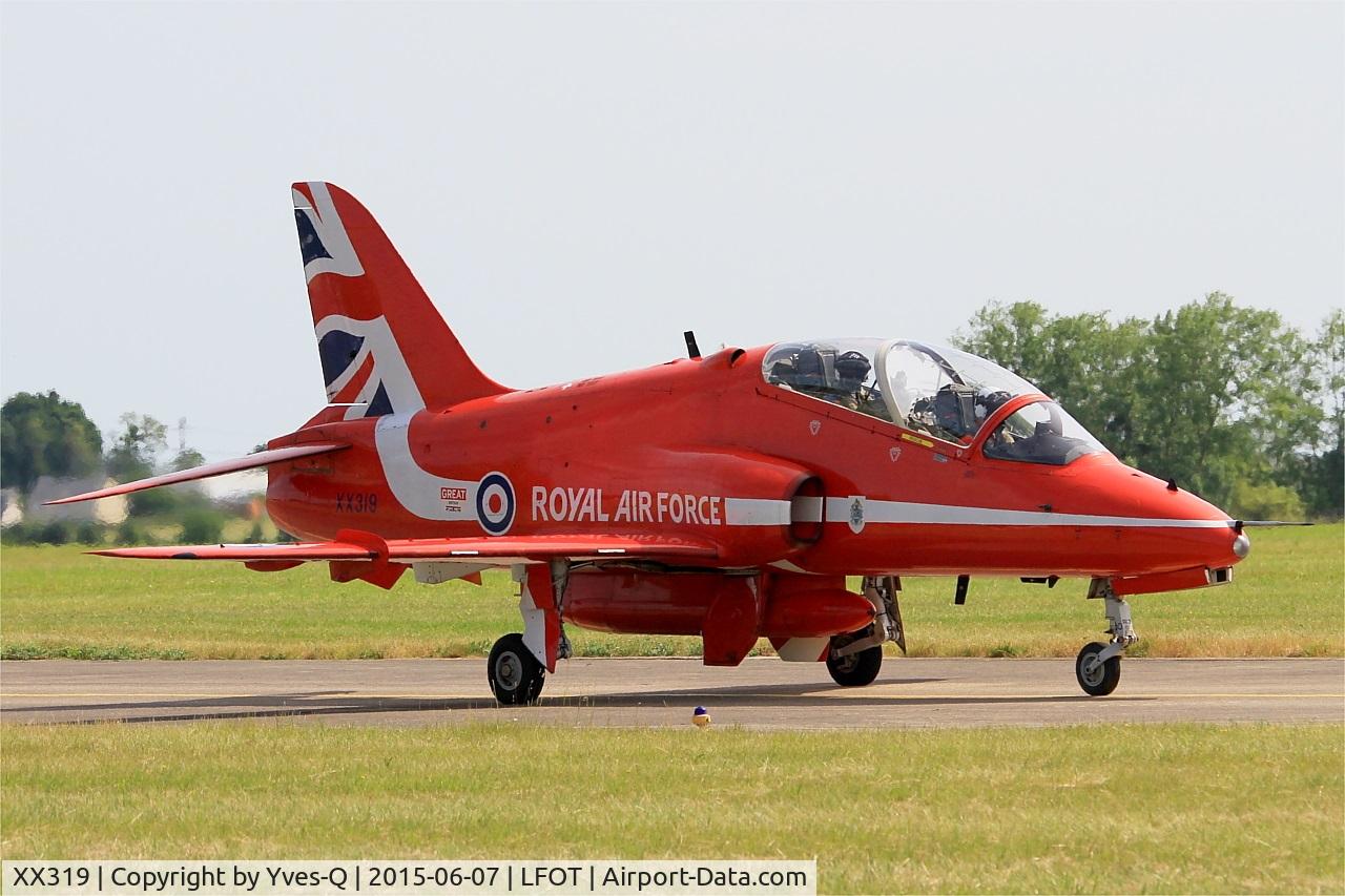 XX319, 1980 Hawker Siddeley Hawk T.1A C/N 162/312144, Royal Air Force Red Arrows Hawker Siddeley Hawk T.1, Taxiing to parking area, Tours - St Symphorien Air Base 705 (LFOT-TUF) Open day 2015