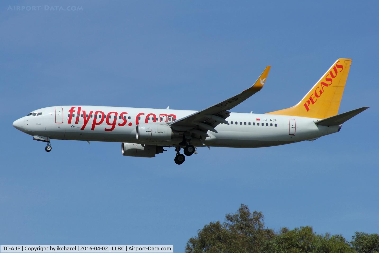 TC-AJP, 2011 Boeing 737-82R C/N 32735, Flight from Istanbul upon landing on runway 30.