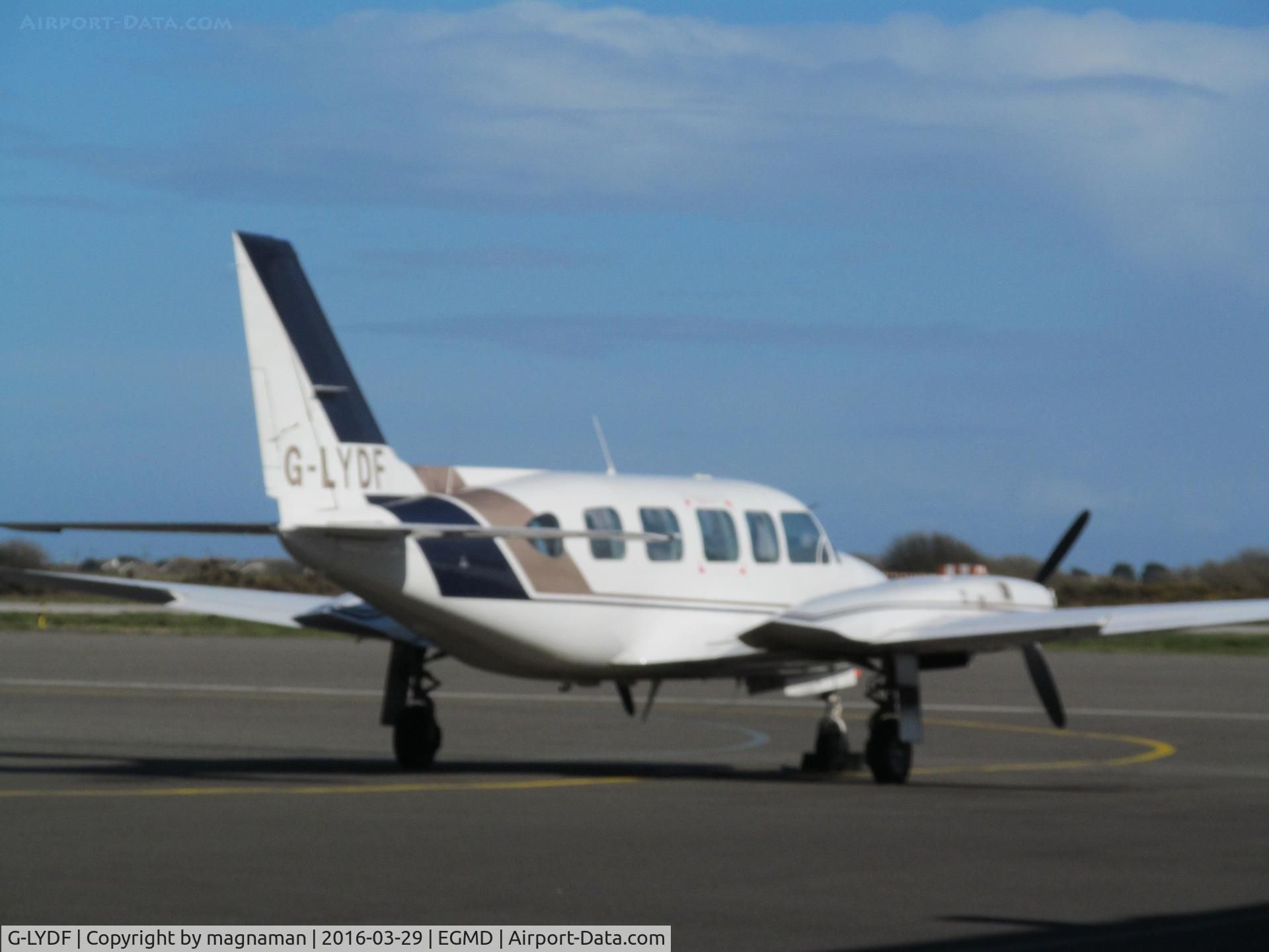 G-LYDF, 1979 Piper PA-31-350 Chieftain C/N 31-7952031, very windy so a bit blurred