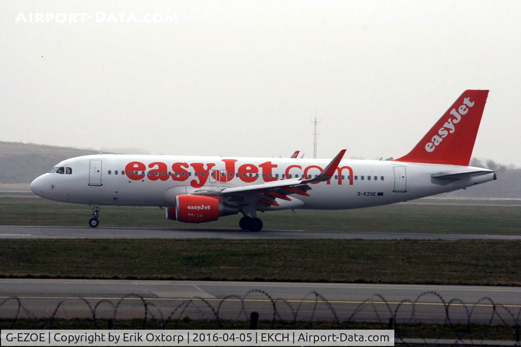 G-EZOE, 2015 Airbus A320-214 C/N 6509, G-EZOE just arrived rw 04L