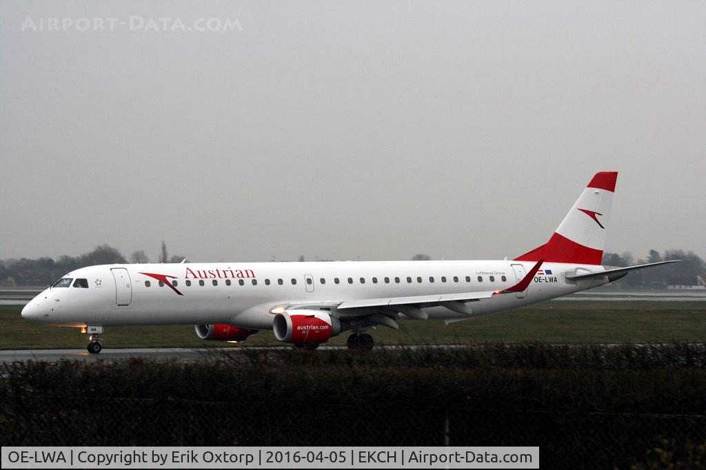 OE-LWA, 2009 Embraer 190LR (ERJ-190-200LR) C/N 19000314, OE-LWA just arrived rw 04L