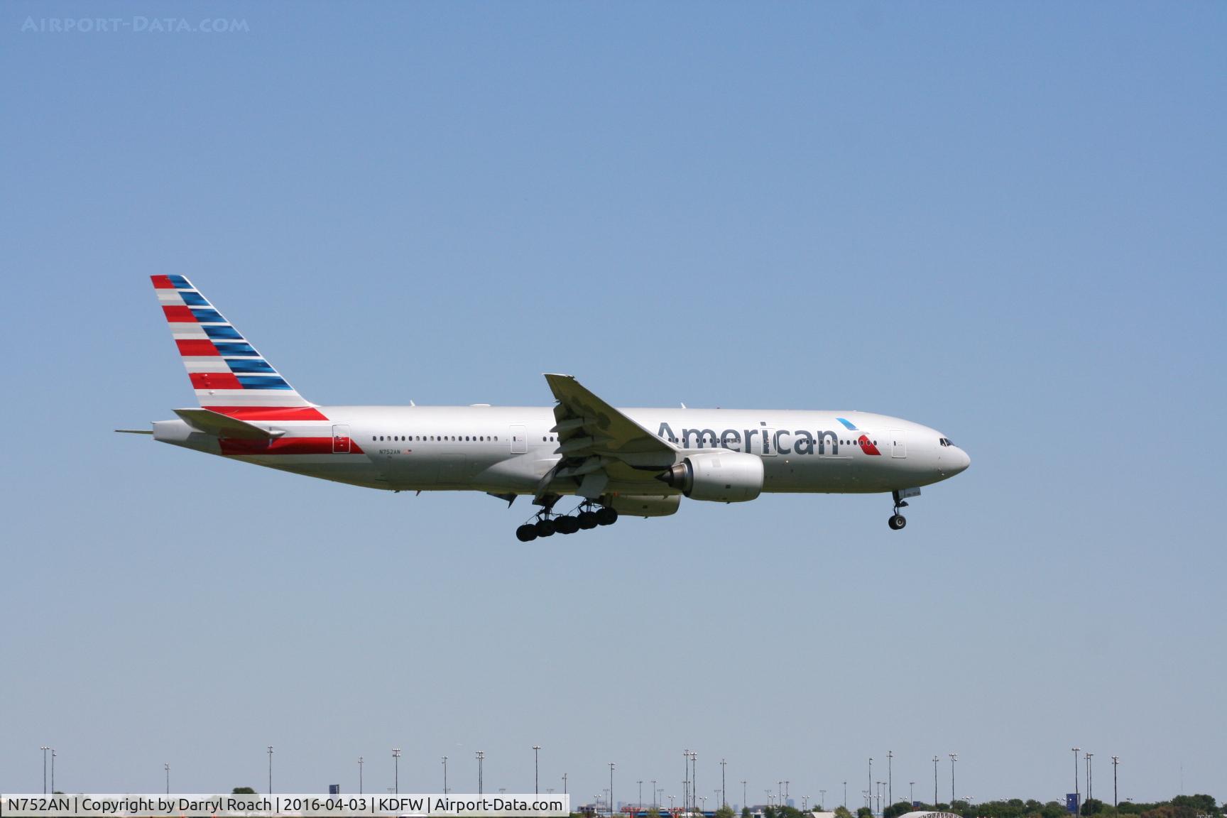 N752AN, 2001 Boeing 777-223 C/N 30260, AA 772 about to touch on 18R.