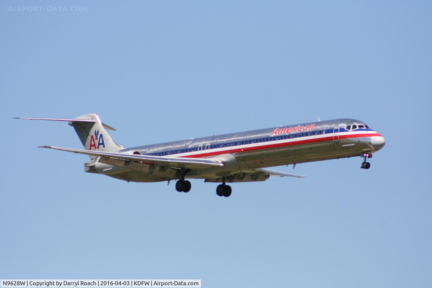 N9628W, 1998 McDonnell Douglas MD-83 (DC-9-83) C/N 53598, AA's 4XP short final 18R.