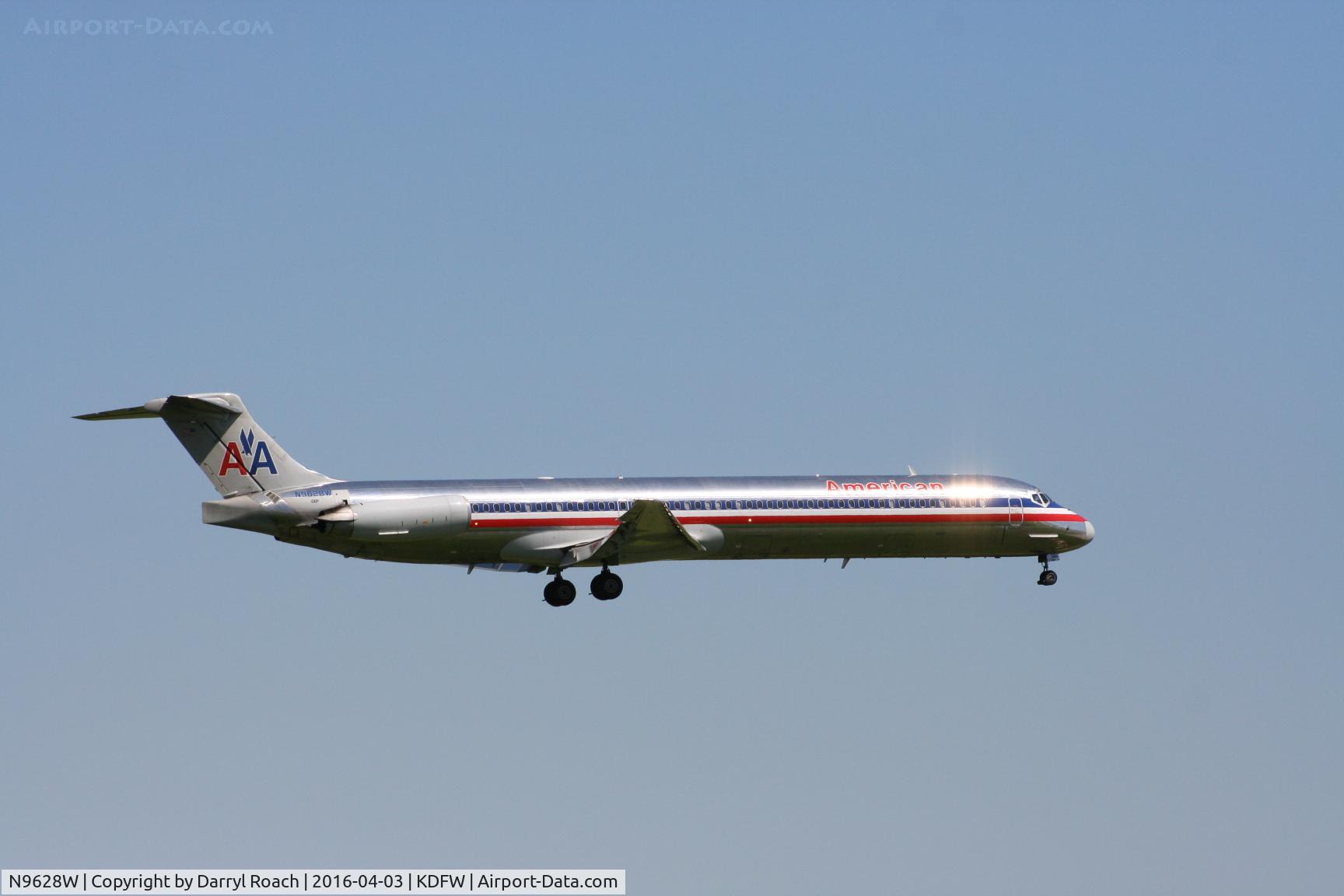 N9628W, 1998 McDonnell Douglas MD-83 (DC-9-83) C/N 53598, Different angle of AA's 4XP.