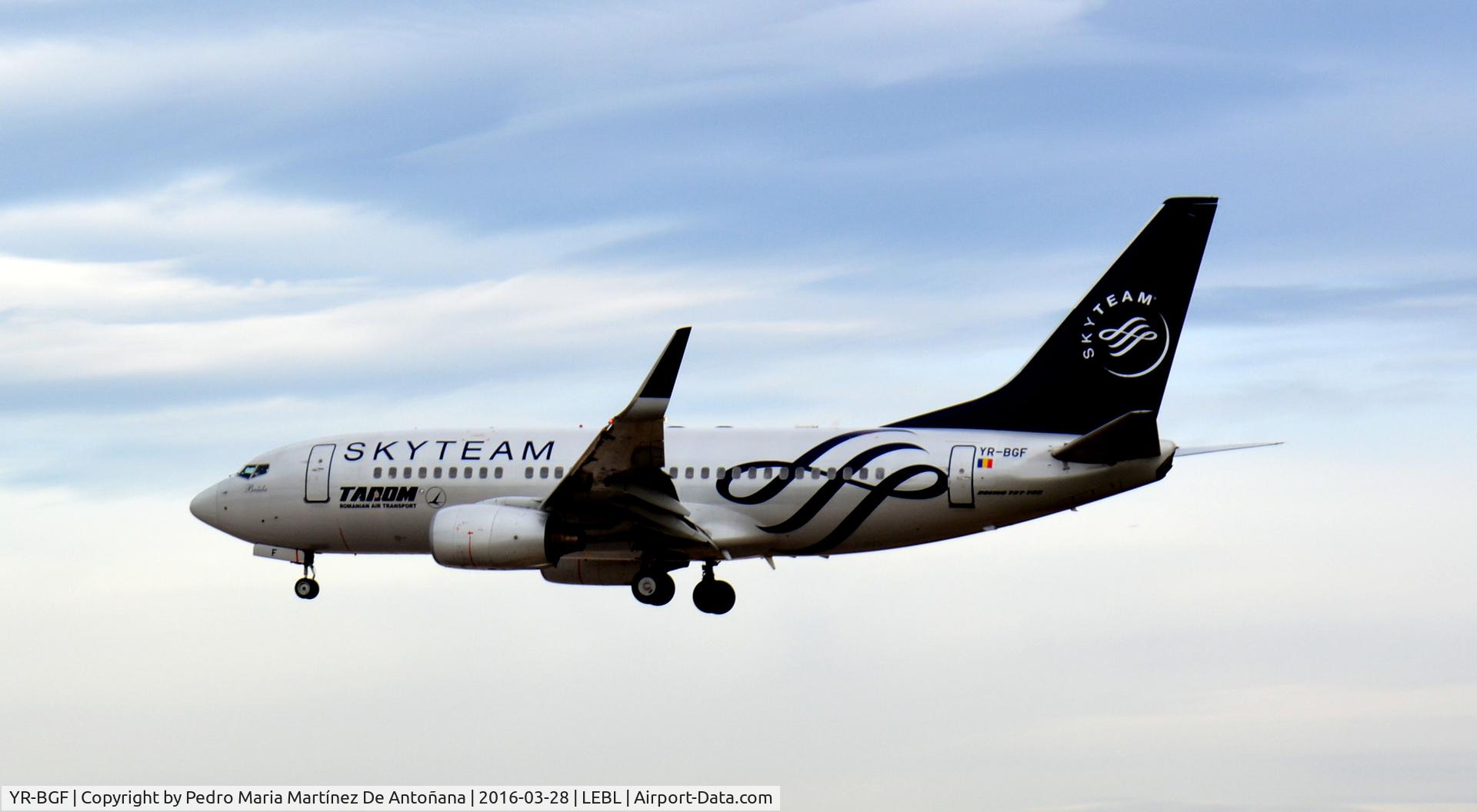 YR-BGF, 2001 Boeing 737-78J C/N 28440, El Prat -  Barcelona  -  España
