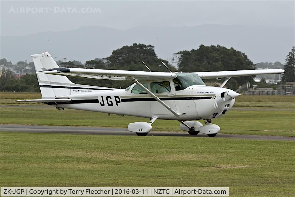 ZK-JGP, Cessna 172M C/N 17266423, At Tauranga