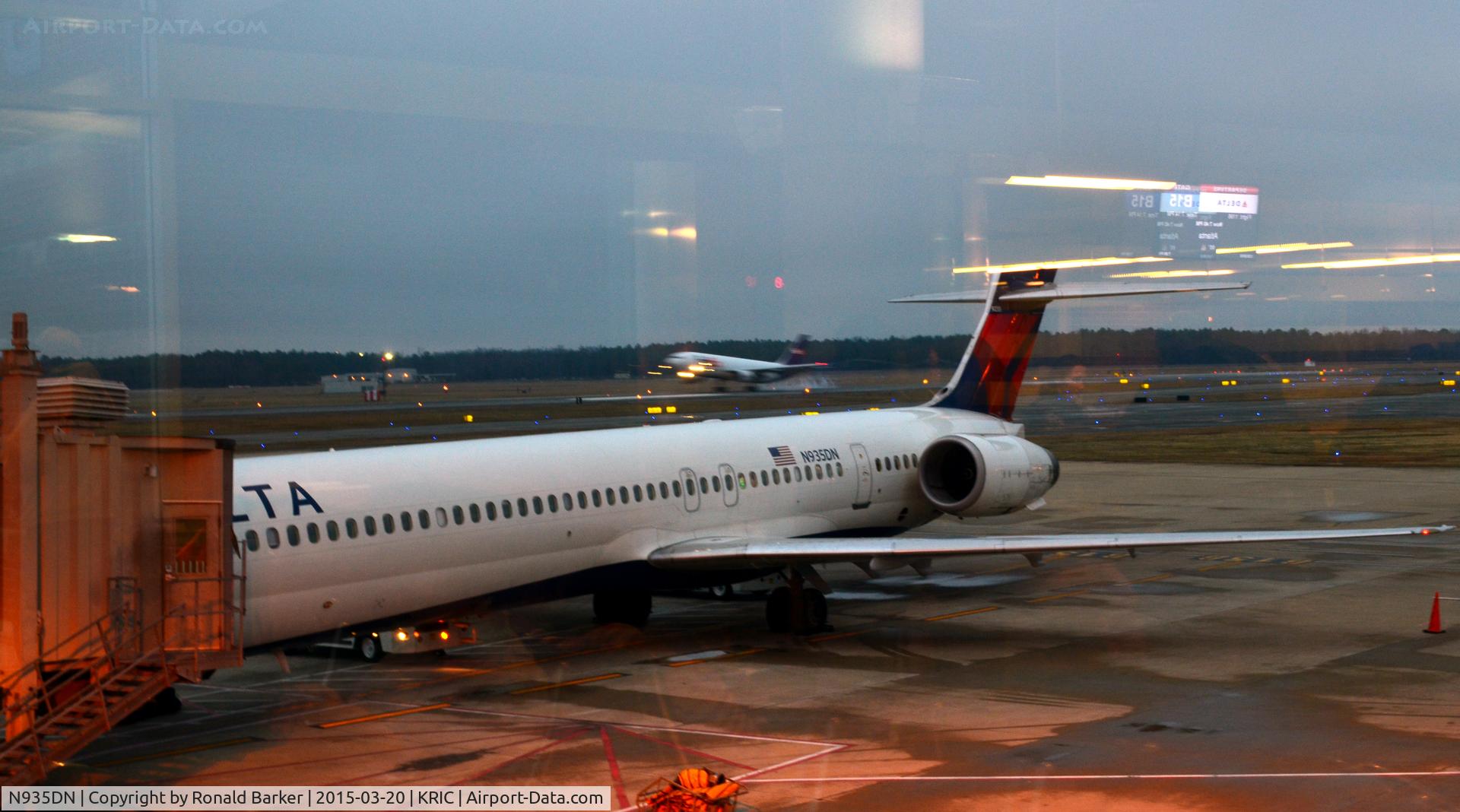N935DN, 1996 McDonnell Douglas MD-90-30 C/N 53460, At the gate RIC