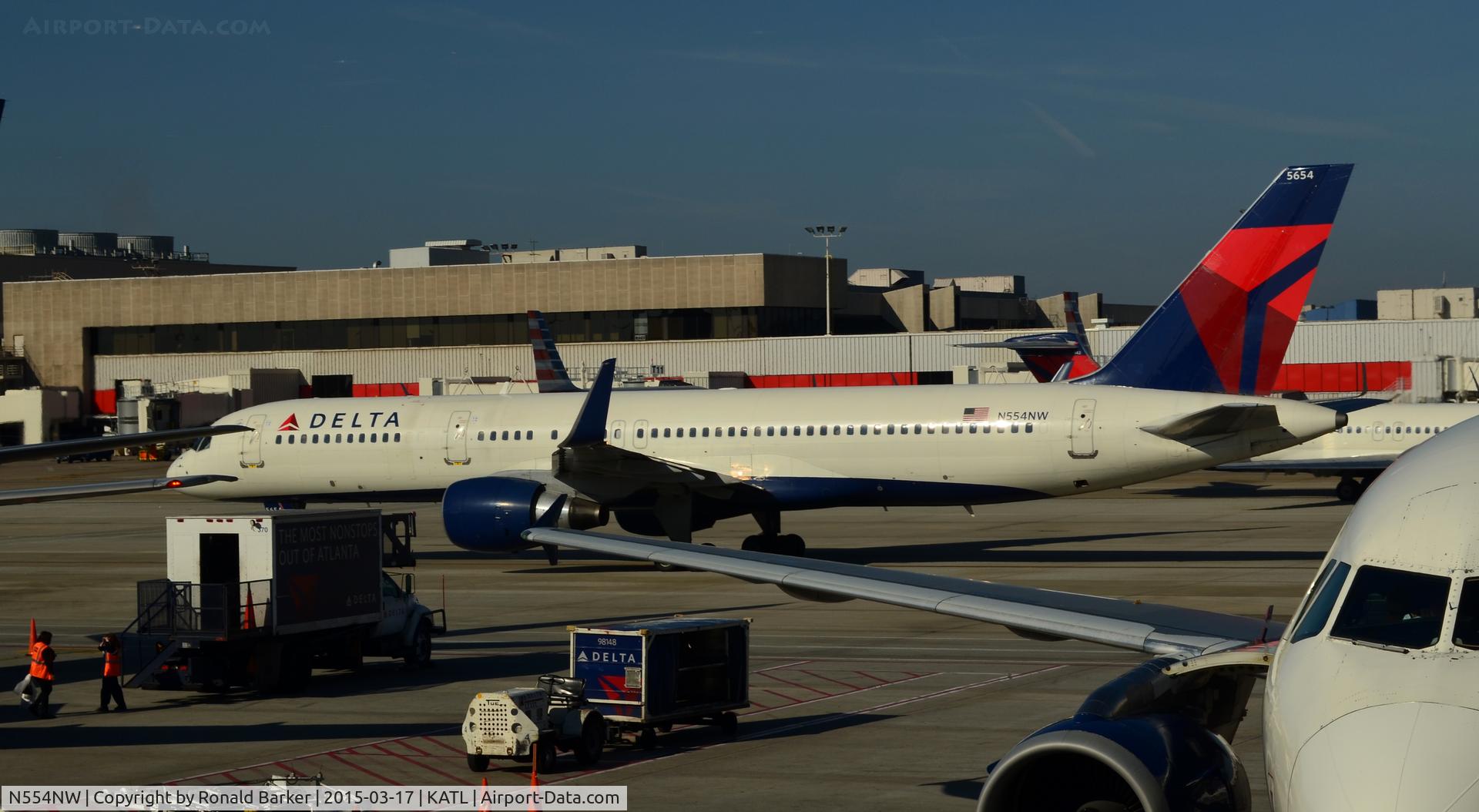 N554NW, 2001 Boeing 757-251 C/N 26501, Taxi Atlanta