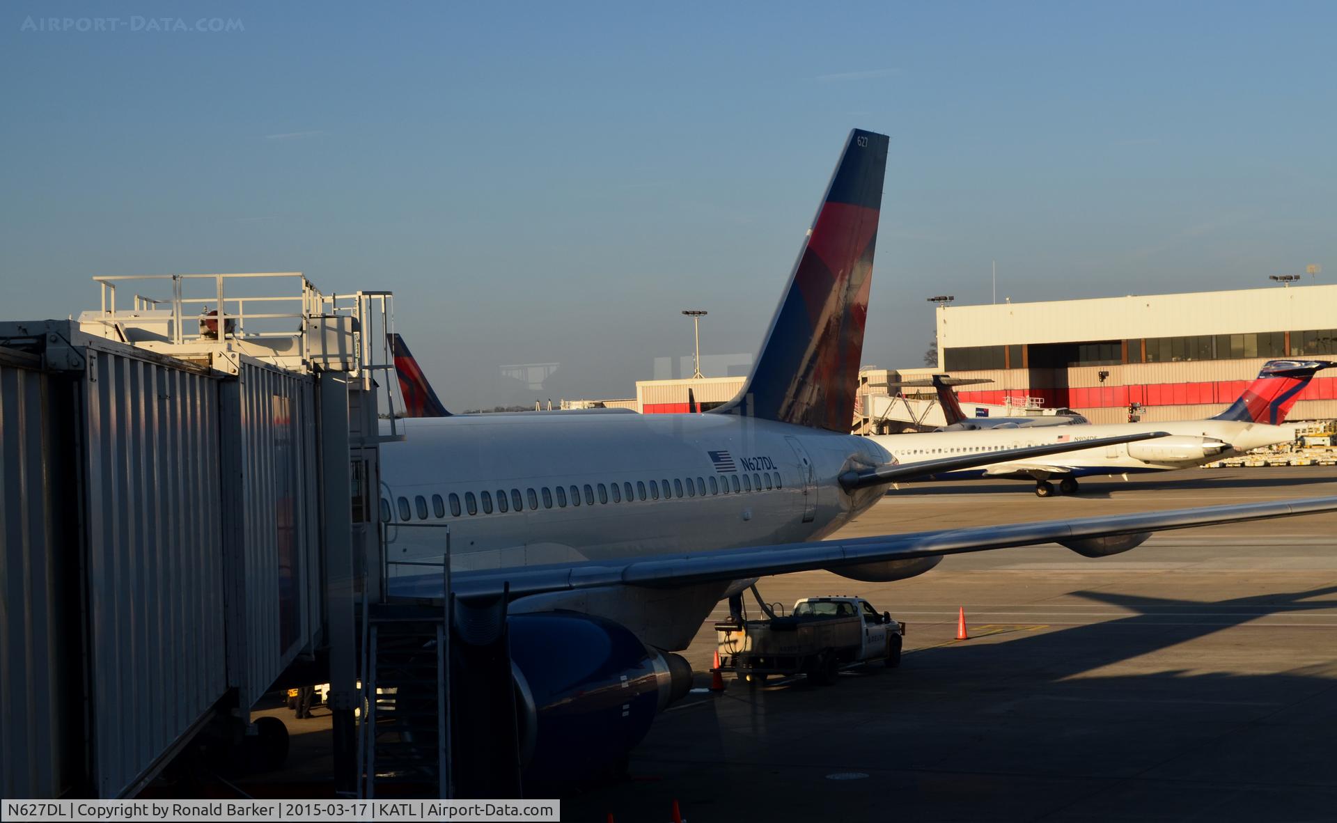 N627DL, 1987 Boeing 757-232 C/N 22917, At the gate Atlanta