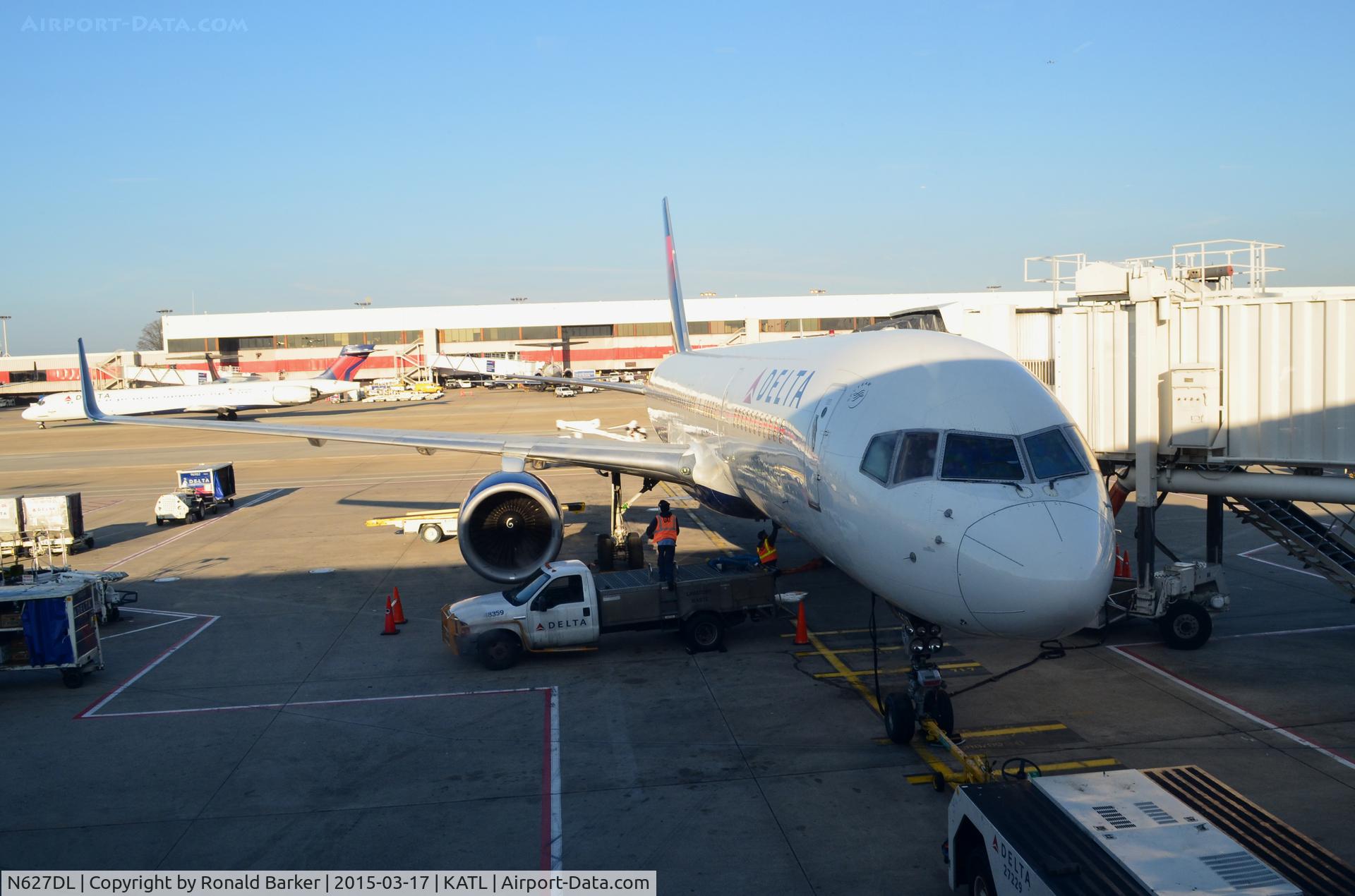 N627DL, 1987 Boeing 757-232 C/N 22917, At the gate Atlanta