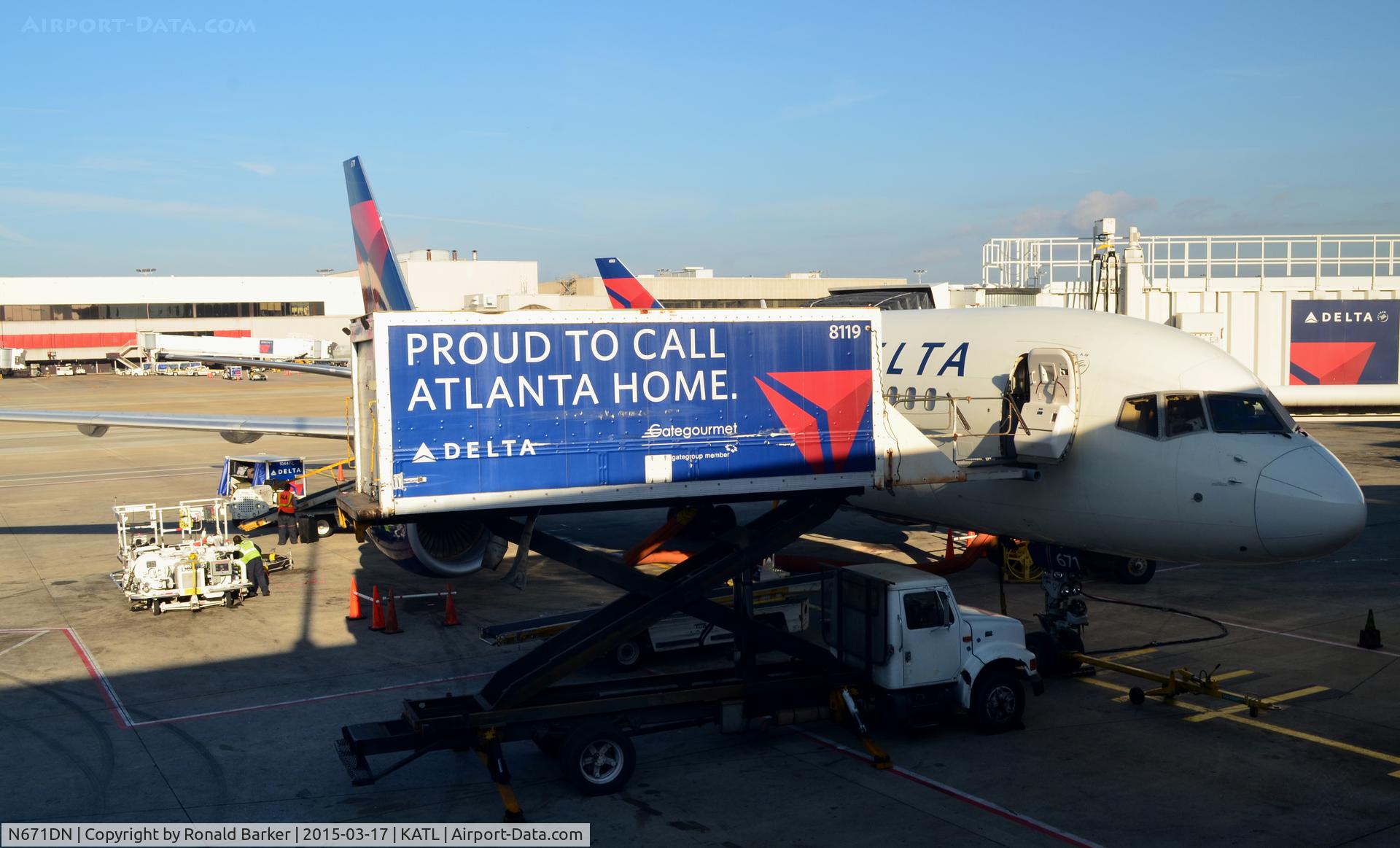 N671DN, 1992 Boeing 757-232 C/N 25332, At the gate Atlanta