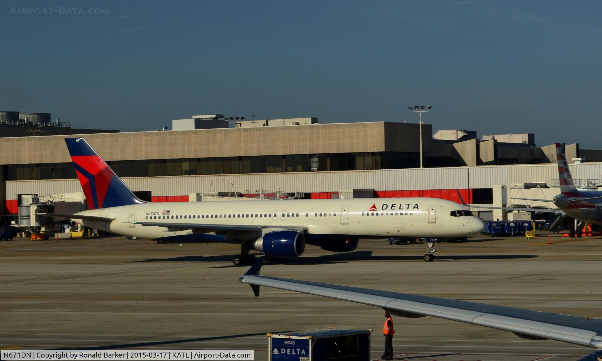 N671DN, 1992 Boeing 757-232 C/N 25332, Taxi Atlanta