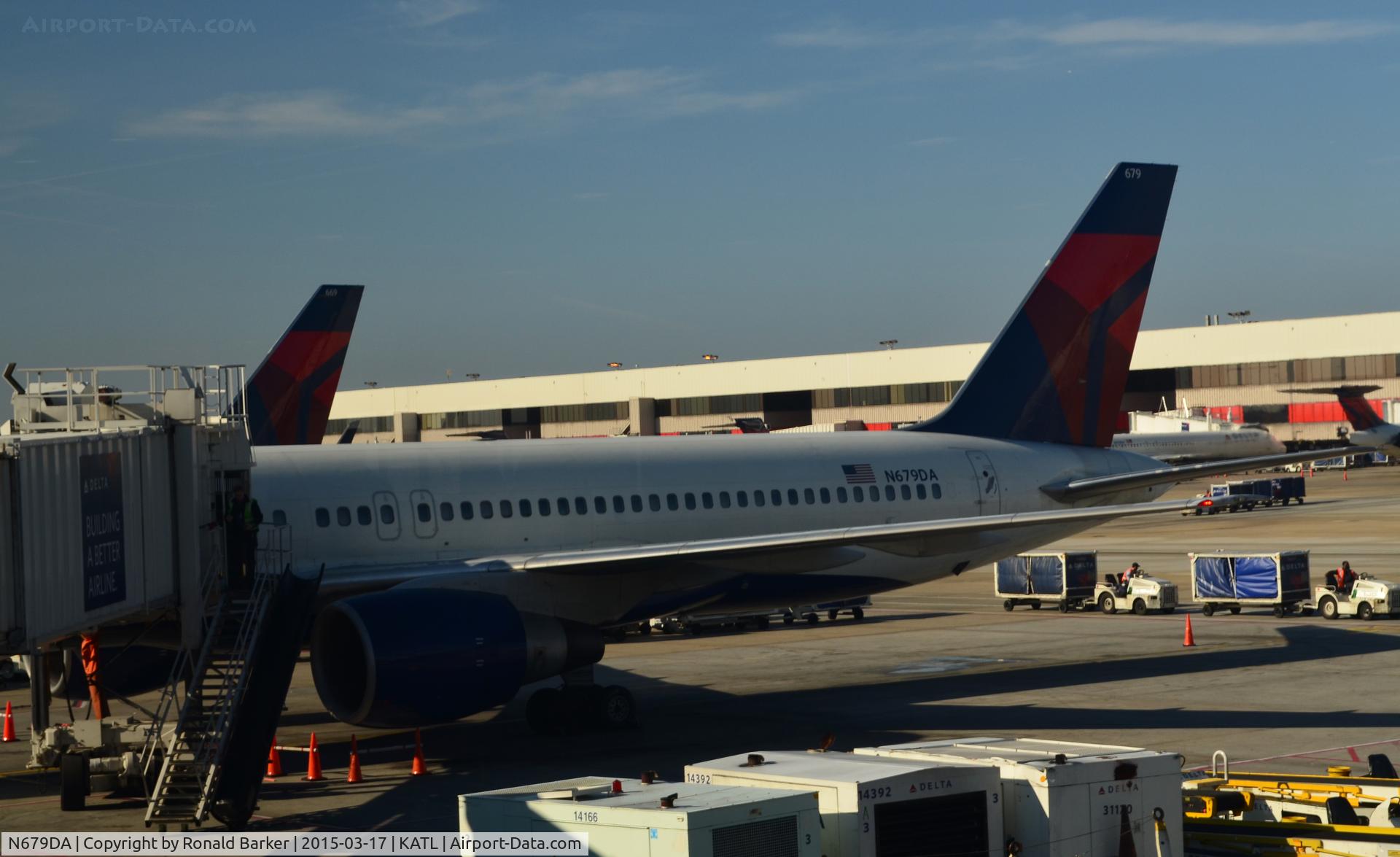 N679DA, 1992 Boeing 757-232 C/N 26955, At the gate Atlanta