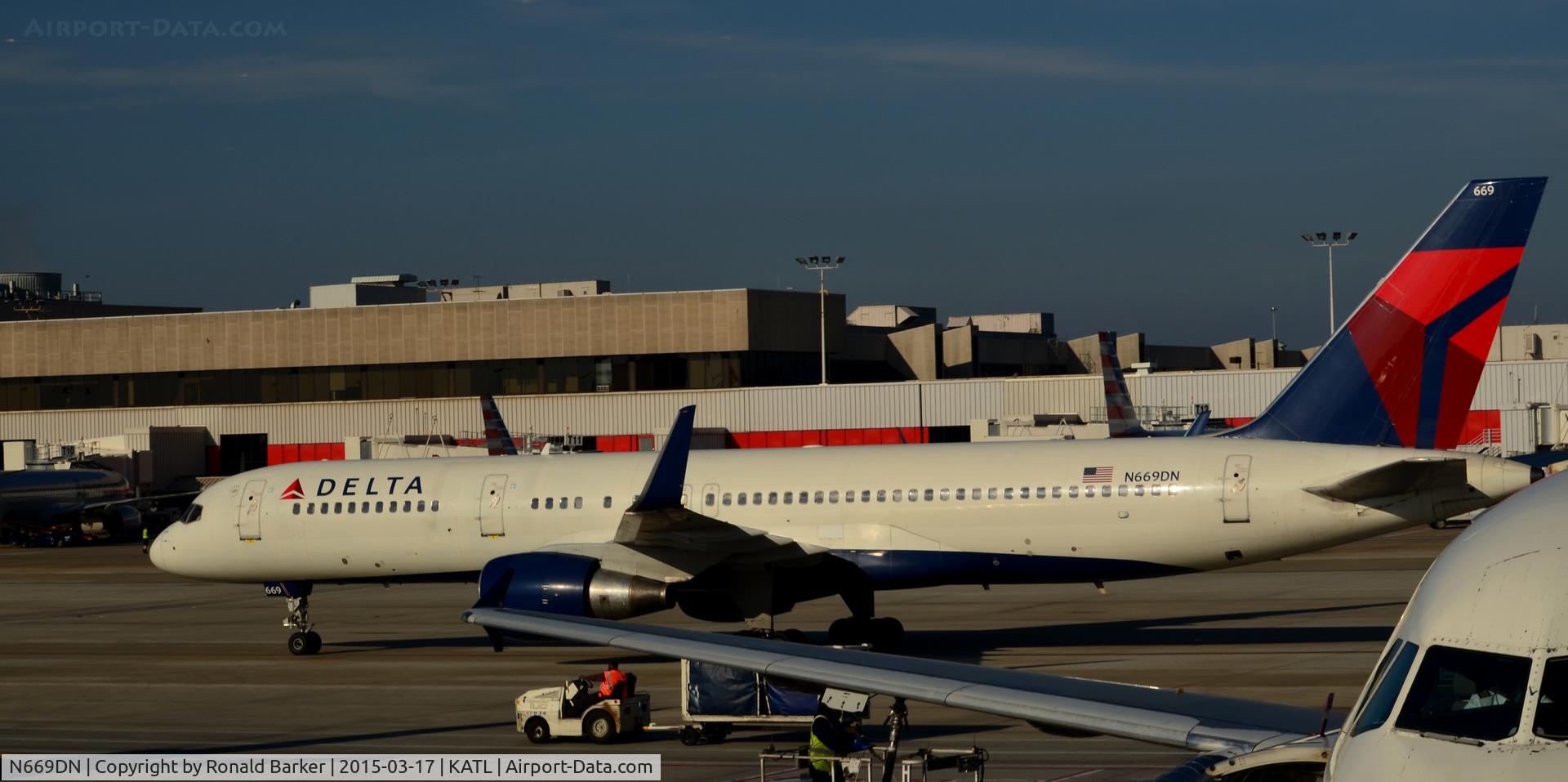 N669DN, 1991 Boeing 757-232 C/N 25142, Taxi Atlanta